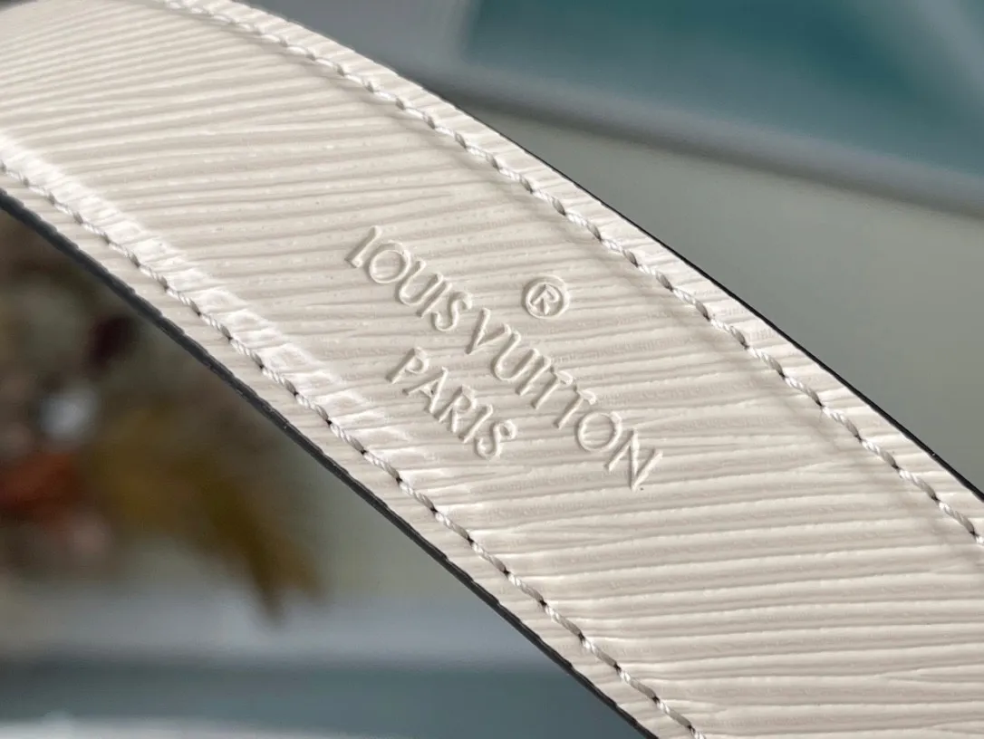 💰1160 (top layer leather) top original M59761 off-white Twist chain bag first announced the neoclassical style in the 2015 Cruise early spring series. This medium-sized handbag is made of the brand's signature Epi leather and is embellished with a sculptural Twist lock that releases the dazzling luster of the metal. The wavy bottom of the bag hides the mystery of its capacity; the sliding chain shoulder strap can be folded or unfolded to carry it on the shoulder or across the body, allowing it to be worn day and night with its aesthetic elegance. Dimensions: 23 x 17 x 9.5 cm