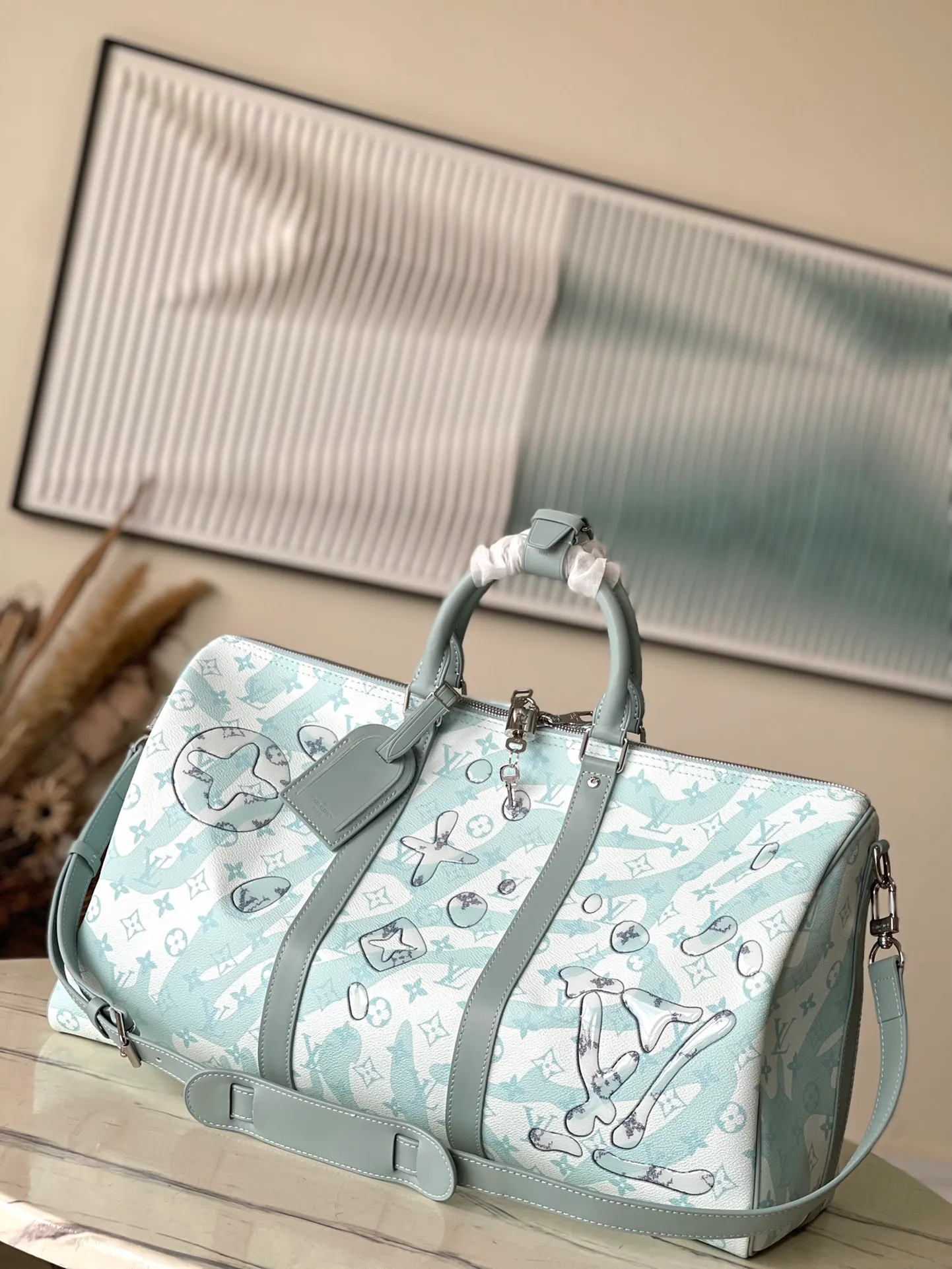 💰1380 Top Original M22570 This Keepall Bandoulière 50 travel bag is made of Monogram Aquagarden canvas, which gives the Monogram flowers and letters a three-dimensional water drop look, emerging on the water-like transparent Monogram pattern surface. Leather side straps, top handles and nameplate continue the classic feel. Dimensions: 50 x 29 x 23 cm