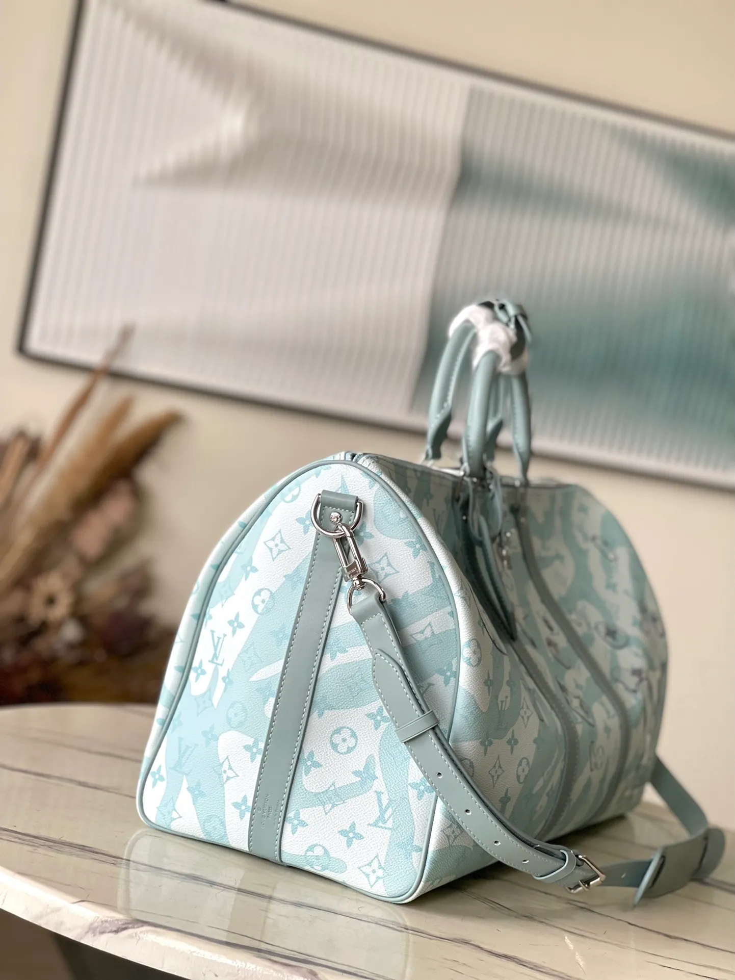 💰1380 Top Original M22570 This Keepall Bandoulière 50 travel bag is made of Monogram Aquagarden canvas, which gives the Monogram flowers and letters a three-dimensional water drop look, emerging on the water-like transparent Monogram pattern surface. Leather side straps, top handles and nameplate continue the classic feel. Dimensions: 50 x 29 x 23 cm
