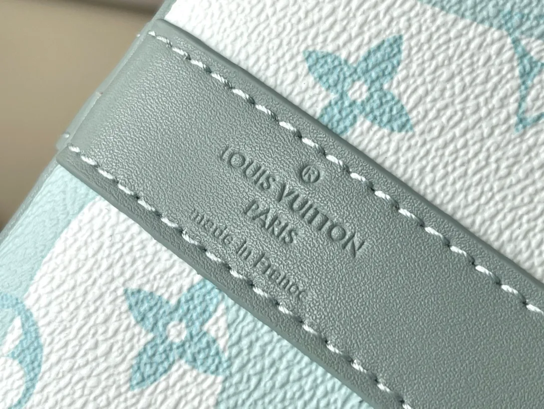 💰1380 Top Original M22570 This Keepall Bandoulière 50 travel bag is made of Monogram Aquagarden canvas, which gives the Monogram flowers and letters a three-dimensional water drop look, emerging on the water-like transparent Monogram pattern surface. Leather side straps, top handles and nameplate continue the classic feel. Dimensions: 50 x 29 x 23 cm