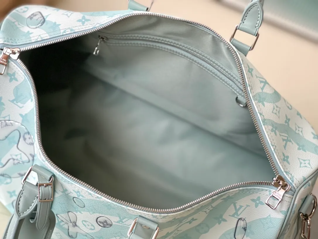 💰1380 Top Original M22570 This Keepall Bandoulière 50 travel bag is made of Monogram Aquagarden canvas, which gives the Monogram flowers and letters a three-dimensional water drop look, emerging on the water-like transparent Monogram pattern surface. Leather side straps, top handles and nameplate continue the classic feel. Dimensions: 50 x 29 x 23 cm