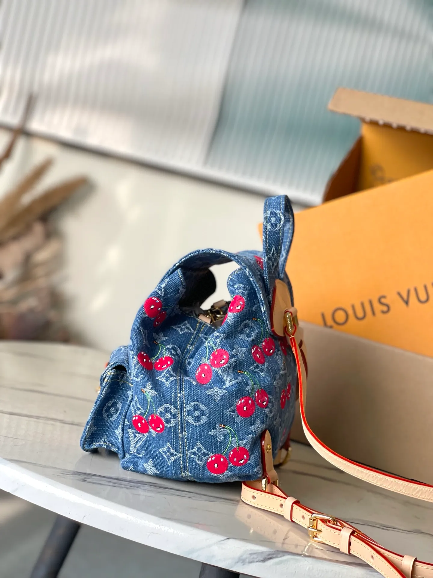 💰1220 Top original item M13679 This Venice backpack is from the Louis Vuitton x Takashi Murakami replica series. Monogram denim is blended with personalized cherry embroidery, and it uses interesting brushwork to interpret the colorful interest painted by Japanese artists. Exquisite leather outlines the slender shoulder straps, and bright buckles highlight the flap and outer pocket. Dimensions: 24 × 26 × 7 cm