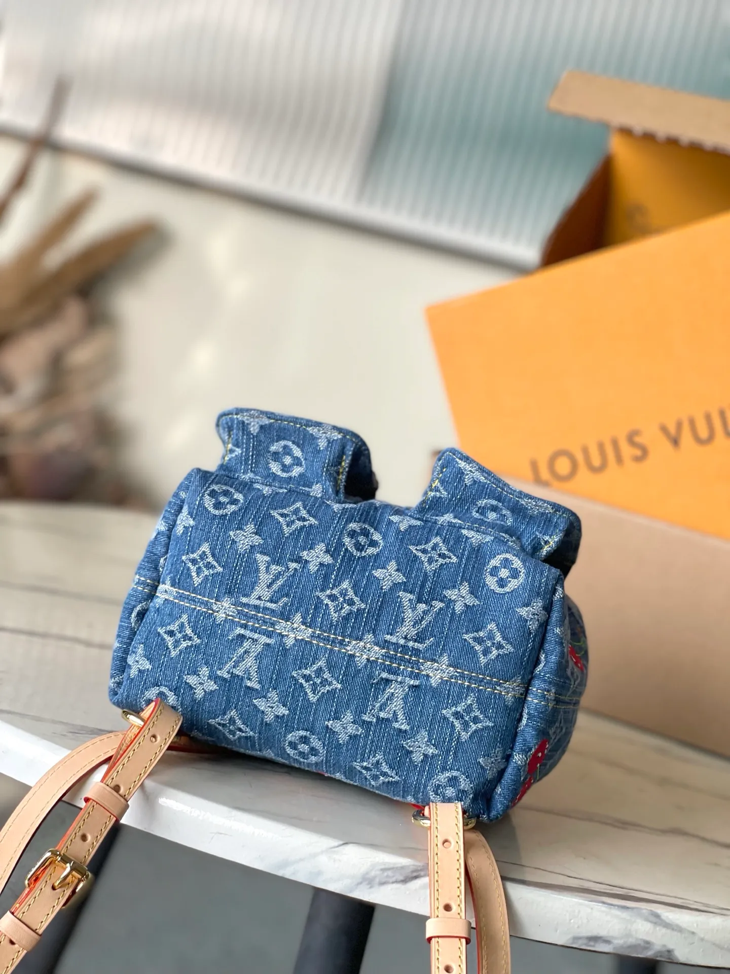 💰1220 Top original item M13679 This Venice backpack is from the Louis Vuitton x Takashi Murakami replica series. Monogram denim is blended with personalized cherry embroidery, and it uses interesting brushwork to interpret the colorful interest painted by Japanese artists. Exquisite leather outlines the slender shoulder straps, and bright buckles highlight the flap and outer pocket. Dimensions: 24 × 26 × 7 cm