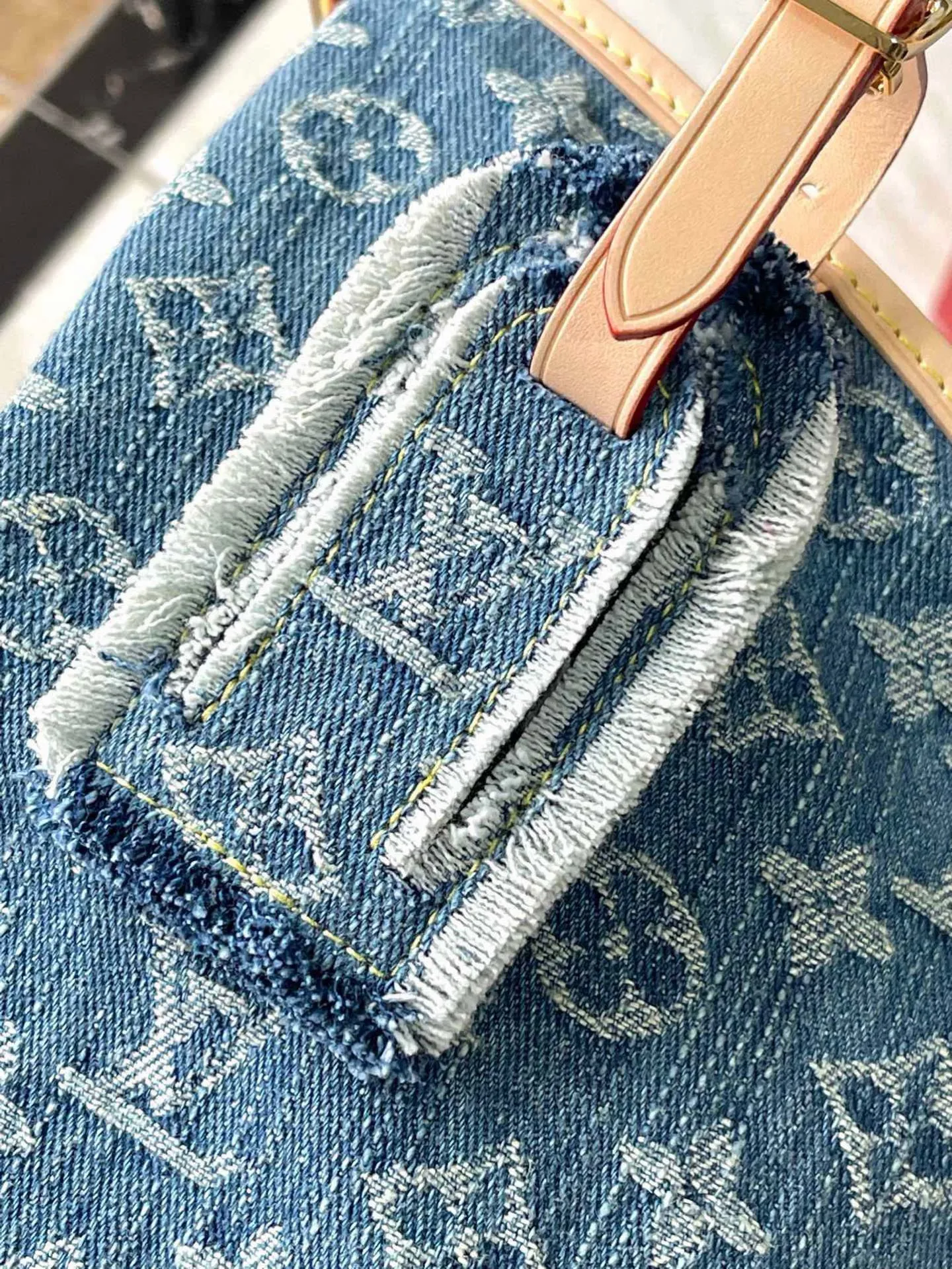 💰1240 Top Original M46855 Blue (denim) launches a new CarryAll medium handbag, with Monogram canvas and leather trimming to create a body-fitting design. There's a zipped pocket inside the ample space, and a detachable zipped clutch adds a functional element, with a buckle-adjustable handle. Dimensions: 39 x 30 x 15 cm