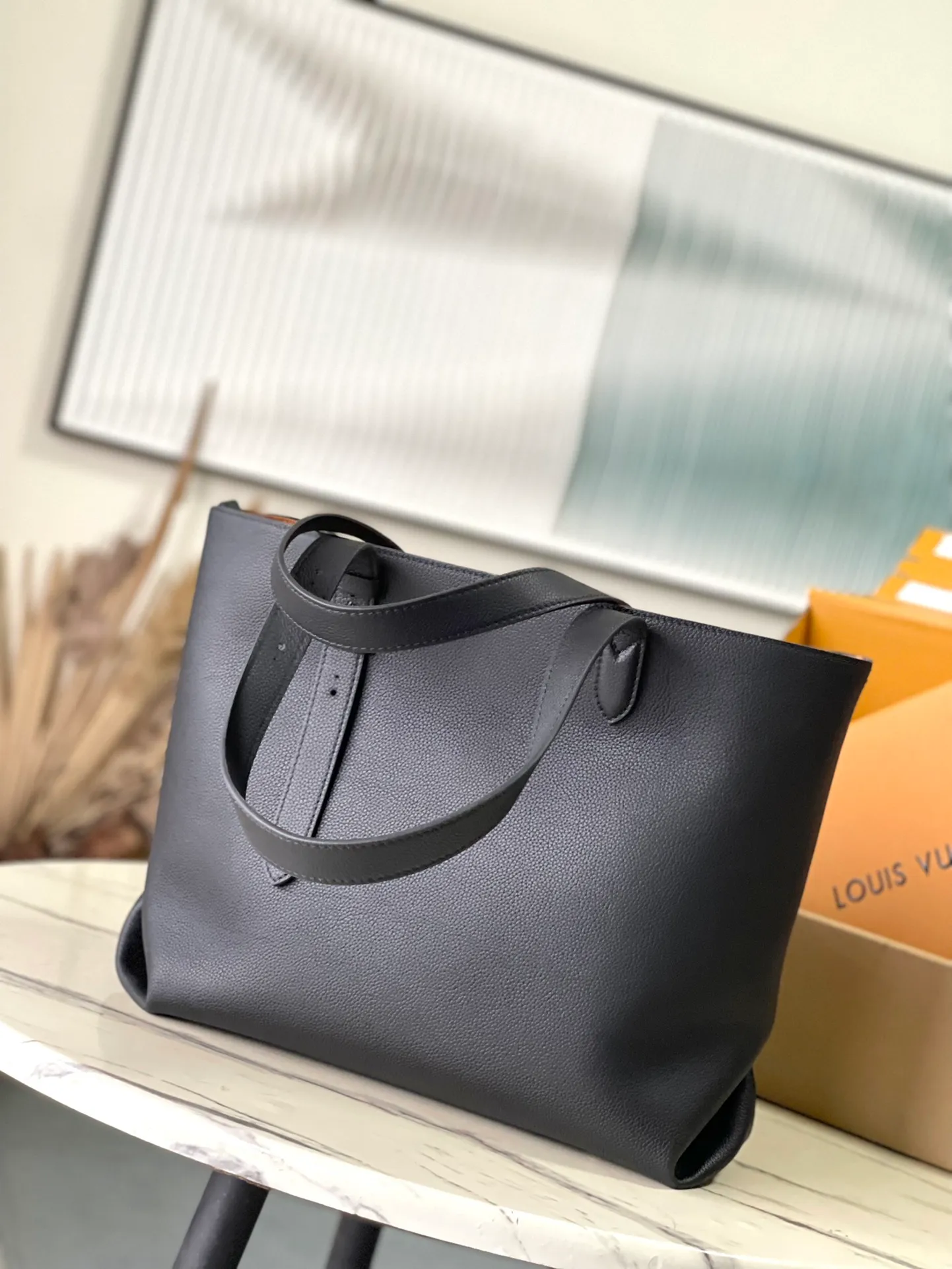 💰1340 (top layer leather) top original order M25341 black. This medium-sized Low Key Cabas handbag is wrapped in soft grained cow leather and lined with suede leather, creating a gorgeous style with ingenuity. The brand's iconic padlock demonstrates an eclectic mix of elegant aesthetics and security features. The adjustable handle enables you to switch between hand-held and long- or short-shoulder carry. Dimensions: 47 × 30 × 14 cm