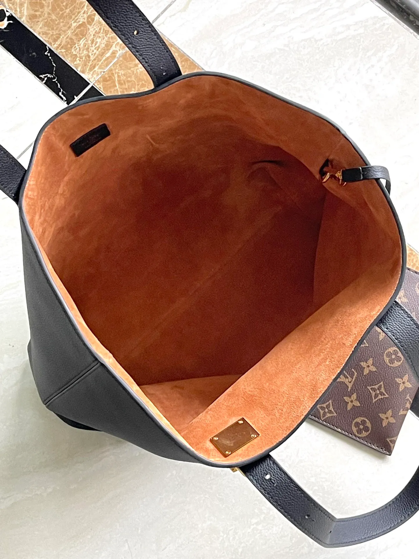 💰1340 (top layer leather) top original order M25341 black. This medium-sized Low Key Cabas handbag is wrapped in soft grained cow leather and lined with suede leather, creating a gorgeous style with ingenuity. The brand's iconic padlock demonstrates an eclectic mix of elegant aesthetics and security features. The adjustable handle enables you to switch between hand-held and long- or short-shoulder carry. Dimensions: 47 × 30 × 14 cm