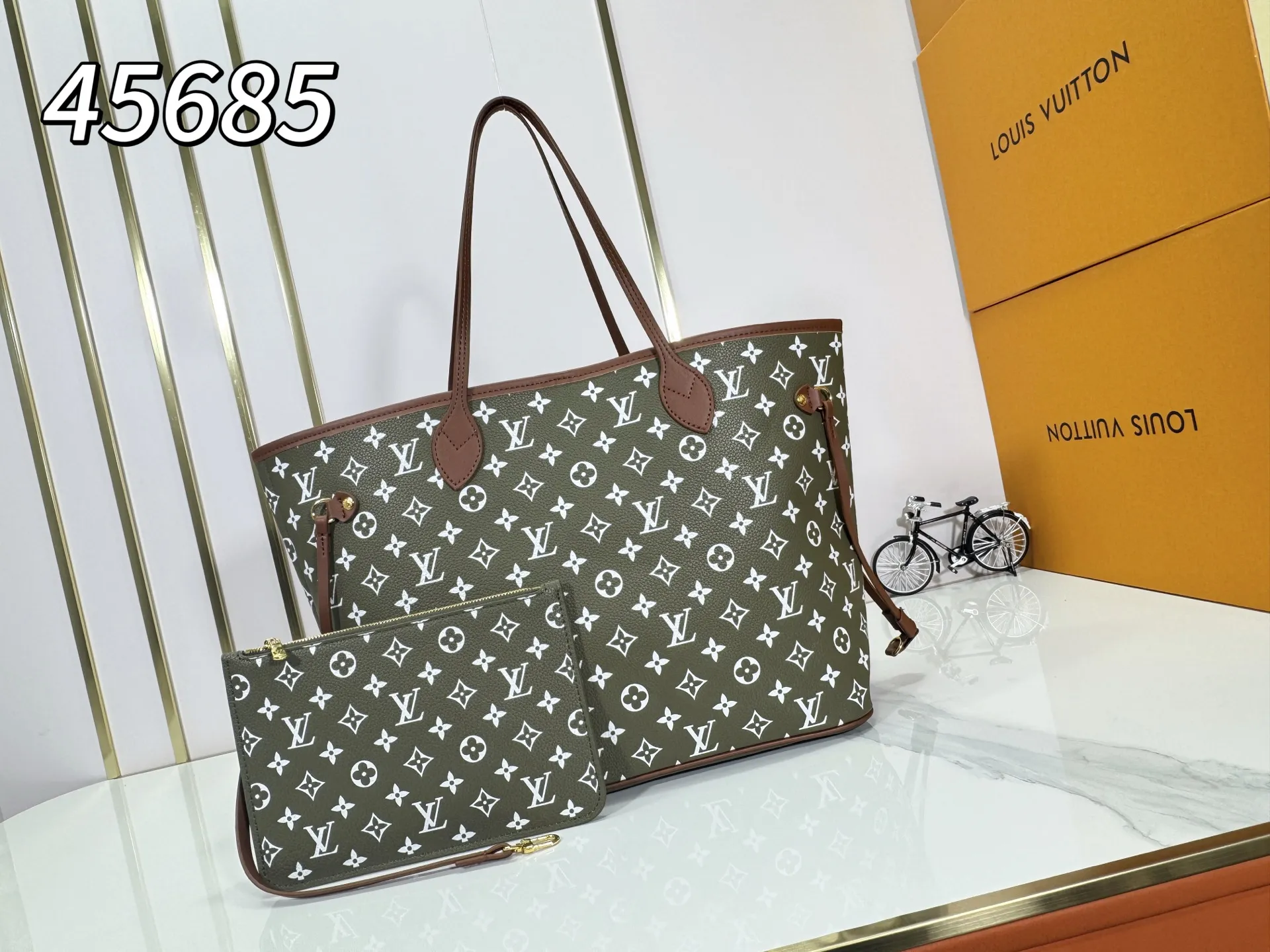 P280 Upgraded Original M45685 M40995 Neverfull handbags always meet your various handbag needs. It has a large capacity but is not bulky. It is stiff and soft to the touch, making it suitable for home and travel. Tighten the side ties and it instantly transforms into a stylish urban handbag. Loosen the straps and it transforms into a chic and practical handbag. The slender leather handle can be carried over the shoulder or between the arms. The model shown here is made of Damier Ebène canvas. Dimensions: 31.0 x 28.0 x 14.0 cm