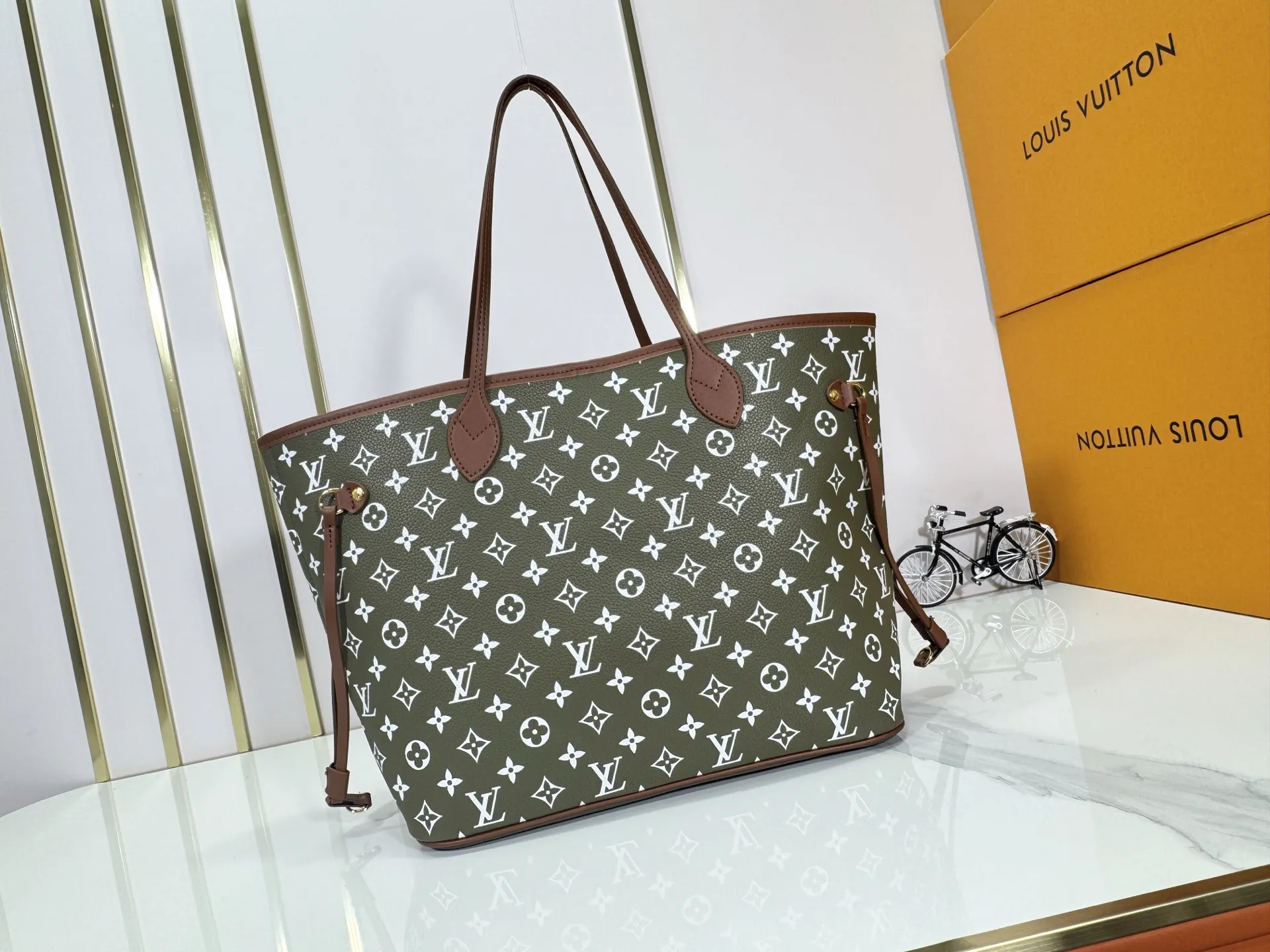 P280 Upgraded Original M45685 M40995 Neverfull handbags always meet your various handbag needs. It has a large capacity but is not bulky. It is stiff and soft to the touch, making it suitable for home and travel. Tighten the side ties and it instantly transforms into a stylish urban handbag. Loosen the straps and it transforms into a chic and practical handbag. The slender leather handle can be carried over the shoulder or between the arms. The model shown here is made of Damier Ebène canvas. Dimensions: 31.0 x 28.0 x 14.0 cm