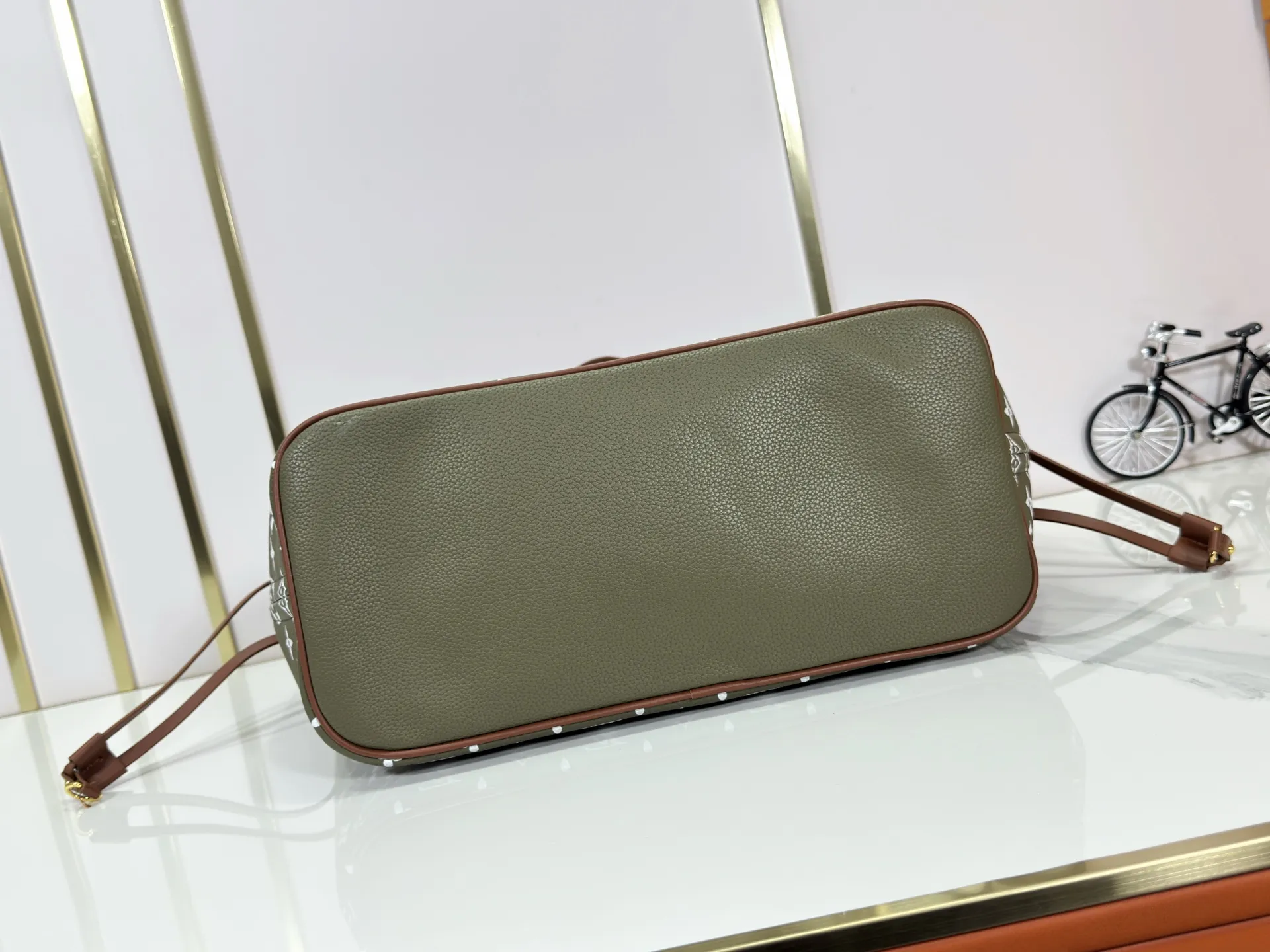 P280 Upgraded Original M45685 M40995 Neverfull handbags always meet your various handbag needs. It has a large capacity but is not bulky. It is stiff and soft to the touch, making it suitable for home and travel. Tighten the side ties and it instantly transforms into a stylish urban handbag. Loosen the straps and it transforms into a chic and practical handbag. The slender leather handle can be carried over the shoulder or between the arms. The model shown here is made of Damier Ebène canvas. Dimensions: 31.0 x 28.0 x 14.0 cm