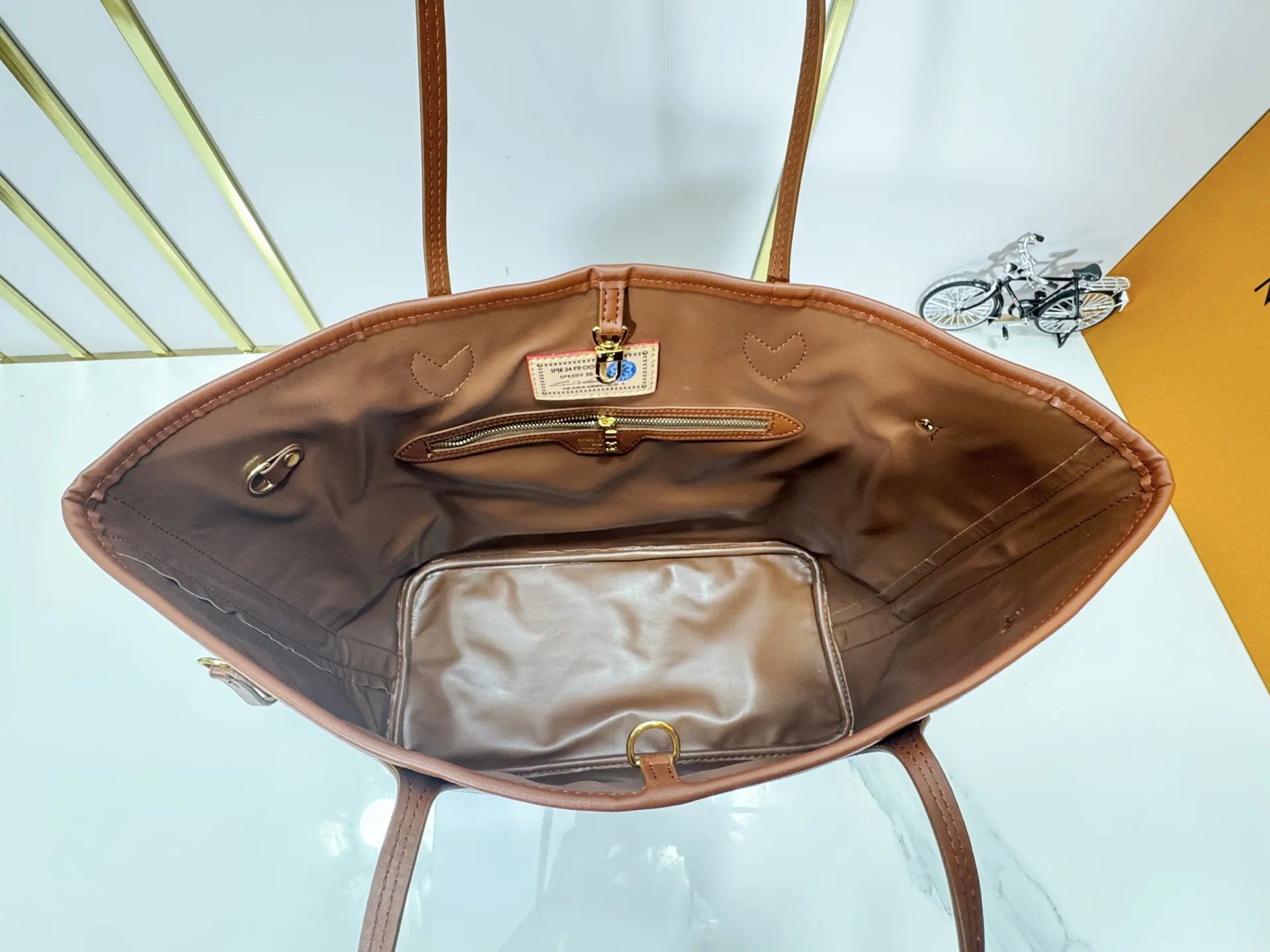 P280 Upgraded Original M45685 M40995 Neverfull handbags always meet your various handbag needs. It has a large capacity but is not bulky. It is stiff and soft to the touch, making it suitable for home and travel. Tighten the side ties and it instantly transforms into a stylish urban handbag. Loosen the straps and it transforms into a chic and practical handbag. The slender leather handle can be carried over the shoulder or between the arms. The model shown here is made of Damier Ebène canvas. Dimensions: 31.0 x 28.0 x 14.0 cm