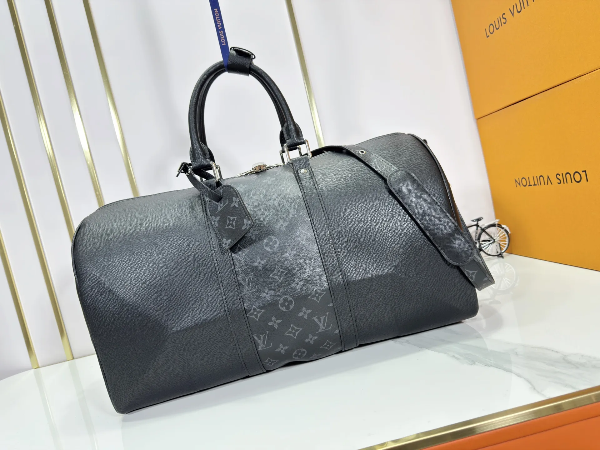 P340 Upgraded original version M30941 yellow M30885 white M53776 silver M30235 gram MTaigarama series newly launches this keepall travel bag, which is made of flexible Taïga leather and classic canvas to create a dynamic configuration. The size is just right to accommodate your travel needs, size: 50x29x23cm