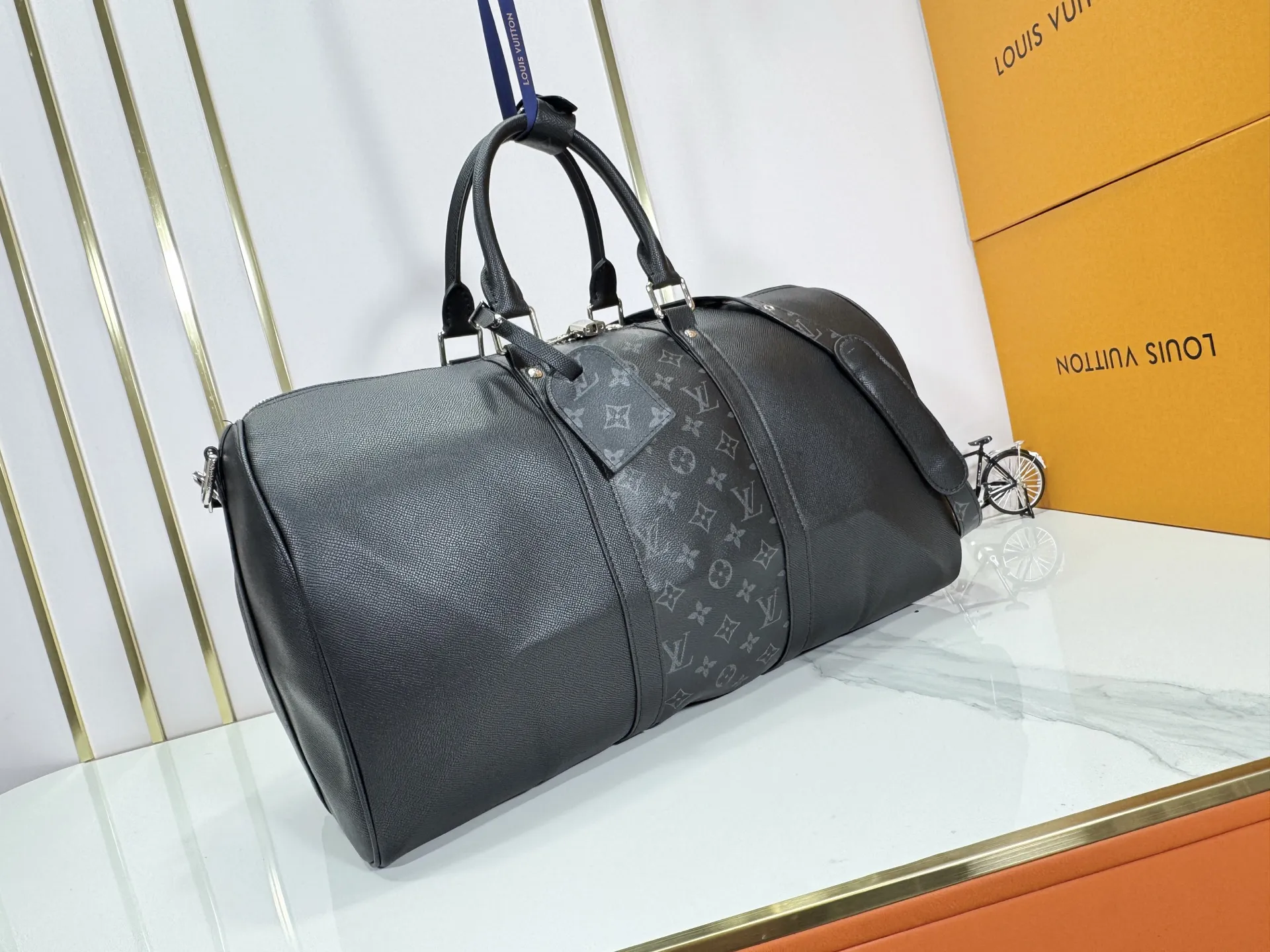 P340 Upgraded original version M30941 yellow M30885 white M53776 silver M30235 gram MTaigarama series newly launches this keepall travel bag, which is made of flexible Taïga leather and classic canvas to create a dynamic configuration. The size is just right to accommodate your travel needs, size: 50x29x23cm