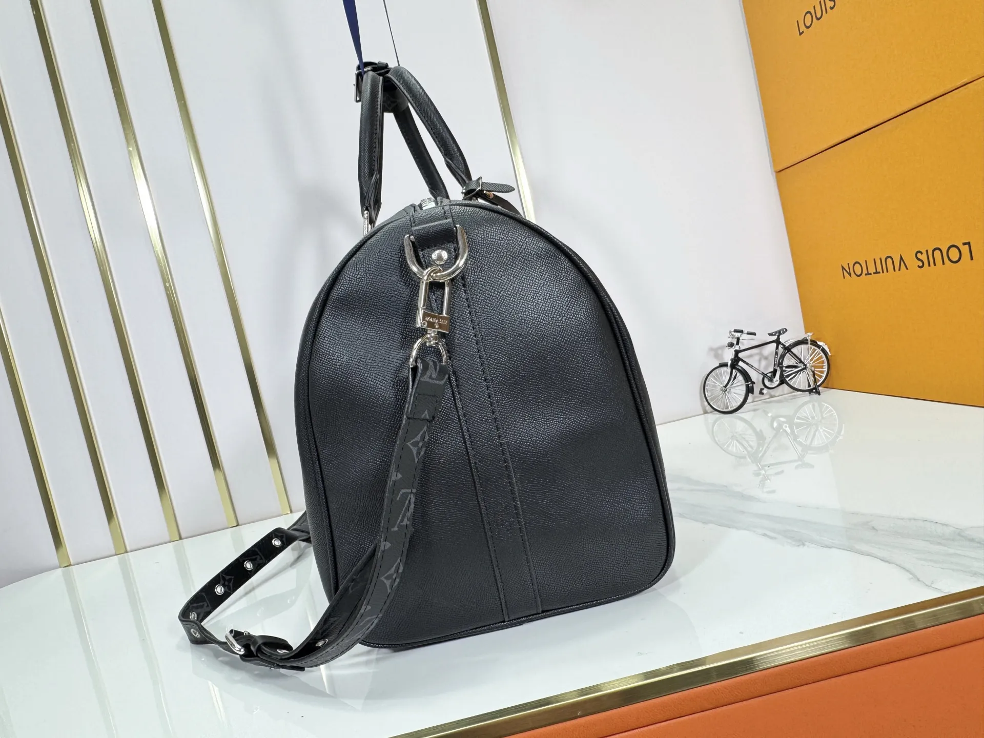 P340 Upgraded original version M30941 yellow M30885 white M53776 silver M30235 gram MTaigarama series newly launches this keepall travel bag, which is made of flexible Taïga leather and classic canvas to create a dynamic configuration. The size is just right to accommodate your travel needs, size: 50x29x23cm
