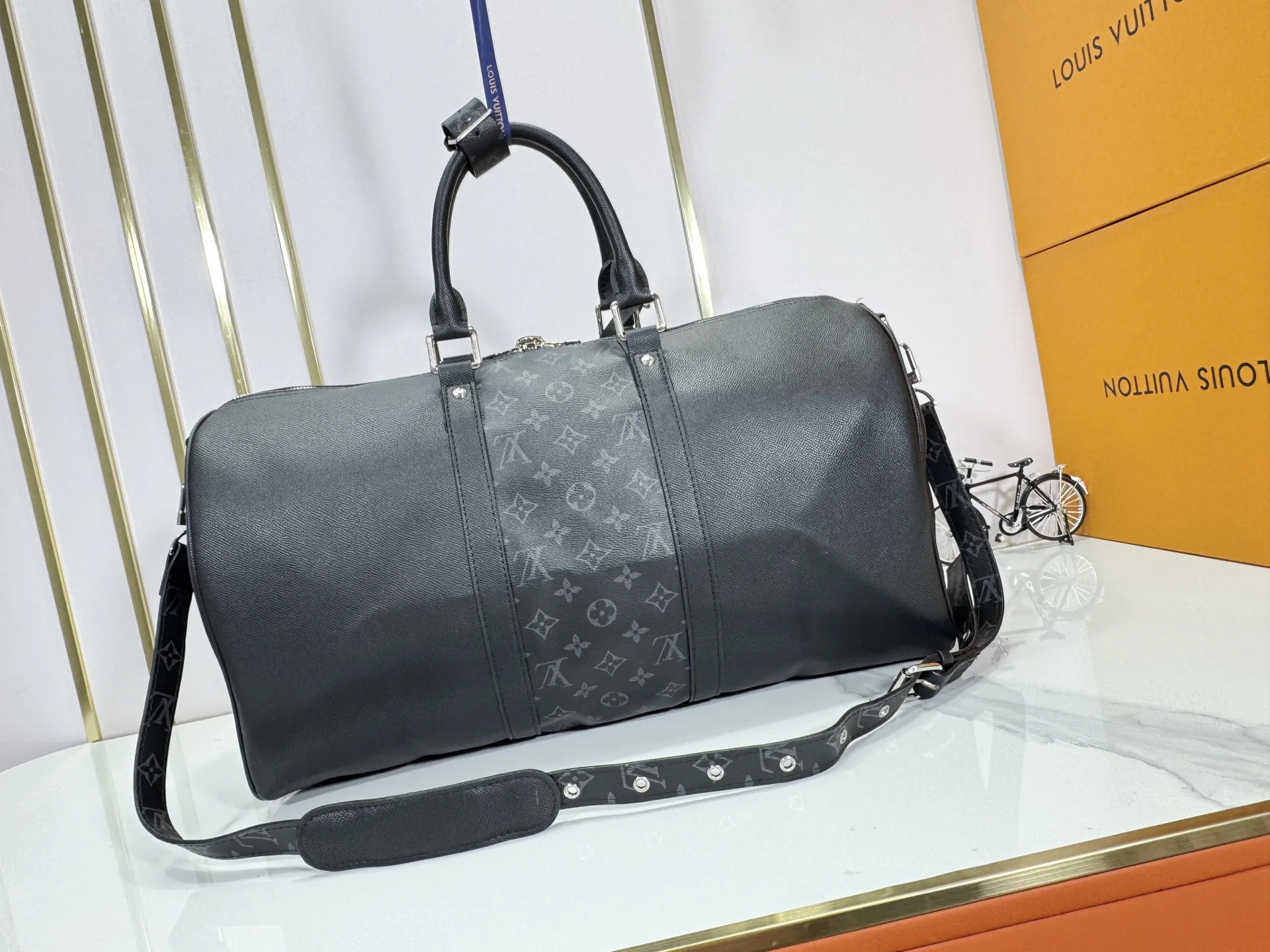 P340 Upgraded original version M30941 yellow M30885 white M53776 silver M30235 gram MTaigarama series newly launches this keepall travel bag, which is made of flexible Taïga leather and classic canvas to create a dynamic configuration. The size is just right to accommodate your travel needs, size: 50x29x23cm