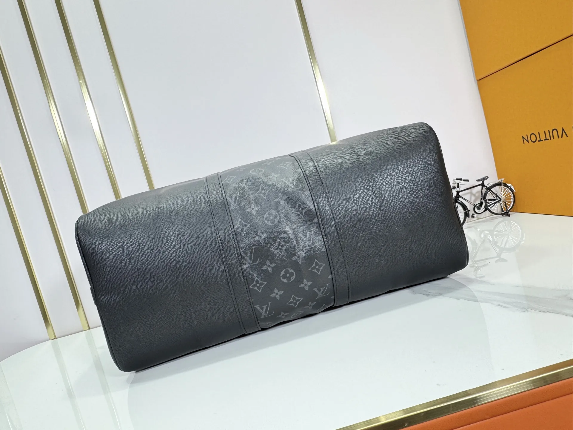 P340 Upgraded original version M30941 yellow M30885 white M53776 silver M30235 gram MTaigarama series newly launches this keepall travel bag, which is made of flexible Taïga leather and classic canvas to create a dynamic configuration. The size is just right to accommodate your travel needs, size: 50x29x23cm