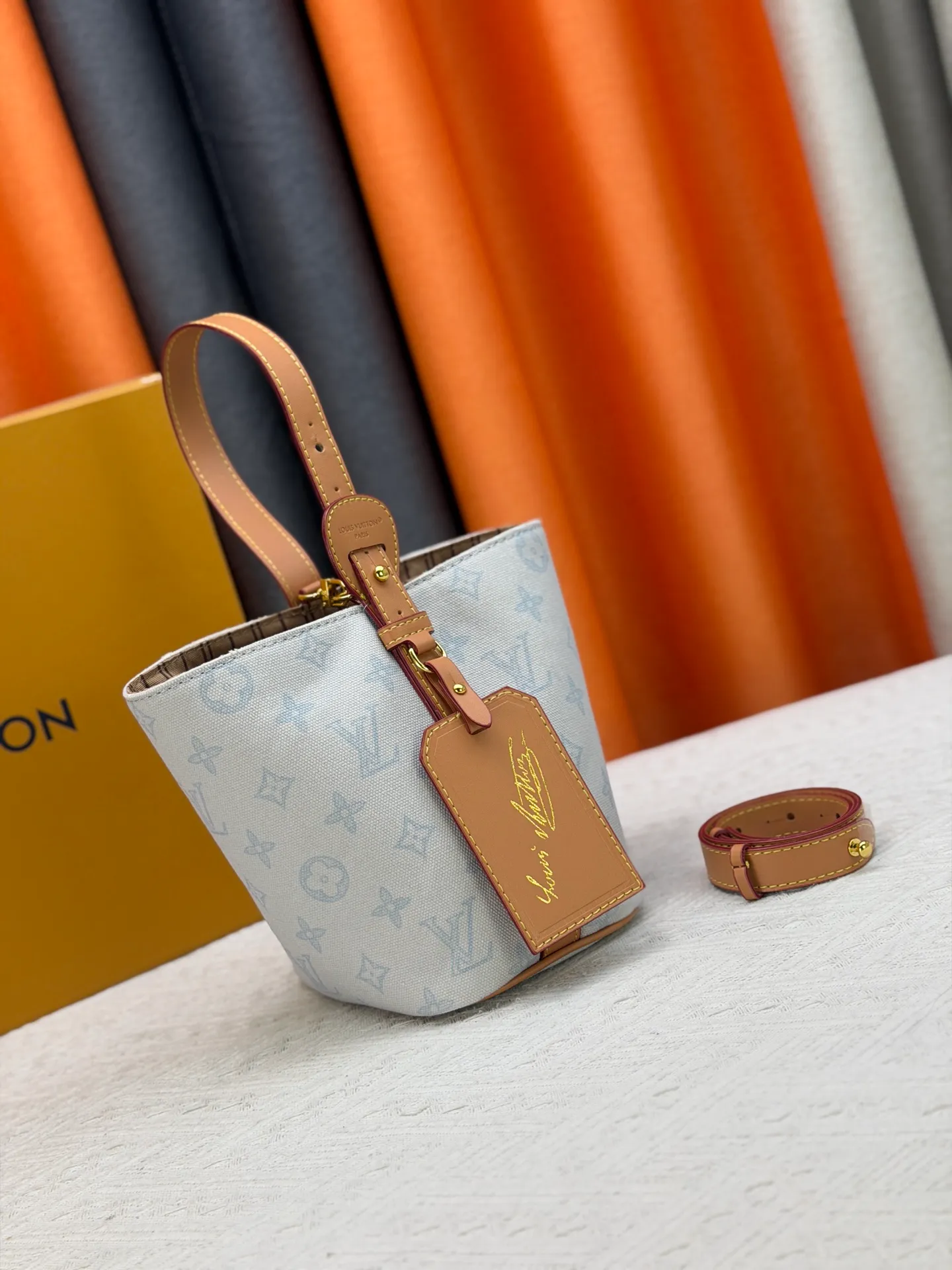 P230 upgraded original M27529 M12925 M12926 M13480 M13044 M14356 M13045 M13089 This All In BB handbag is made of Monogram canvas with shiny metal parts, and the iconic pendant and nameplate highlight the classic style. The adjustable shoulder strap continues the brand's trunk-making heritage, and the leather shoulder strap adds cross-body and shoulder carry options. The foldable design enables the silhouette to be retracted and retracted freely, providing ample space for daily use. 16.0 x 18.0 x 12.0 cm (length x height x width)