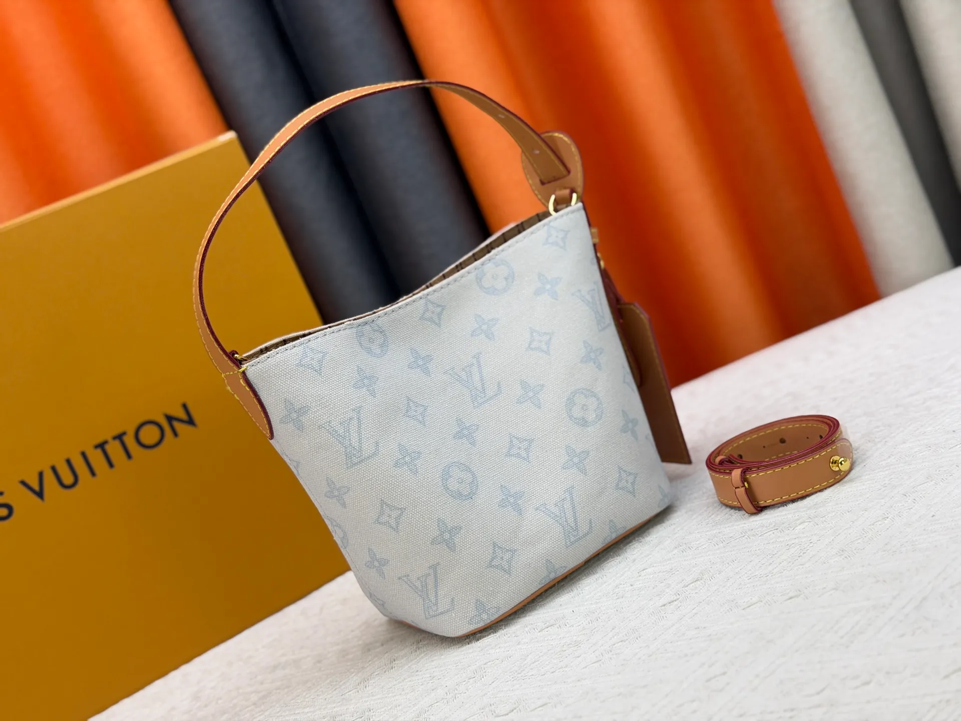 P230 upgraded original M27529 M12925 M12926 M13480 M13044 M14356 M13045 M13089 This All In BB handbag is made of Monogram canvas with shiny metal parts, and the iconic pendant and nameplate highlight the classic style. The adjustable shoulder strap continues the brand's trunk-making heritage, and the leather shoulder strap adds cross-body and shoulder carry options. The foldable design enables the silhouette to be retracted and retracted freely, providing ample space for daily use. 16.0 x 18.0 x 12.0 cm (length x height x width)