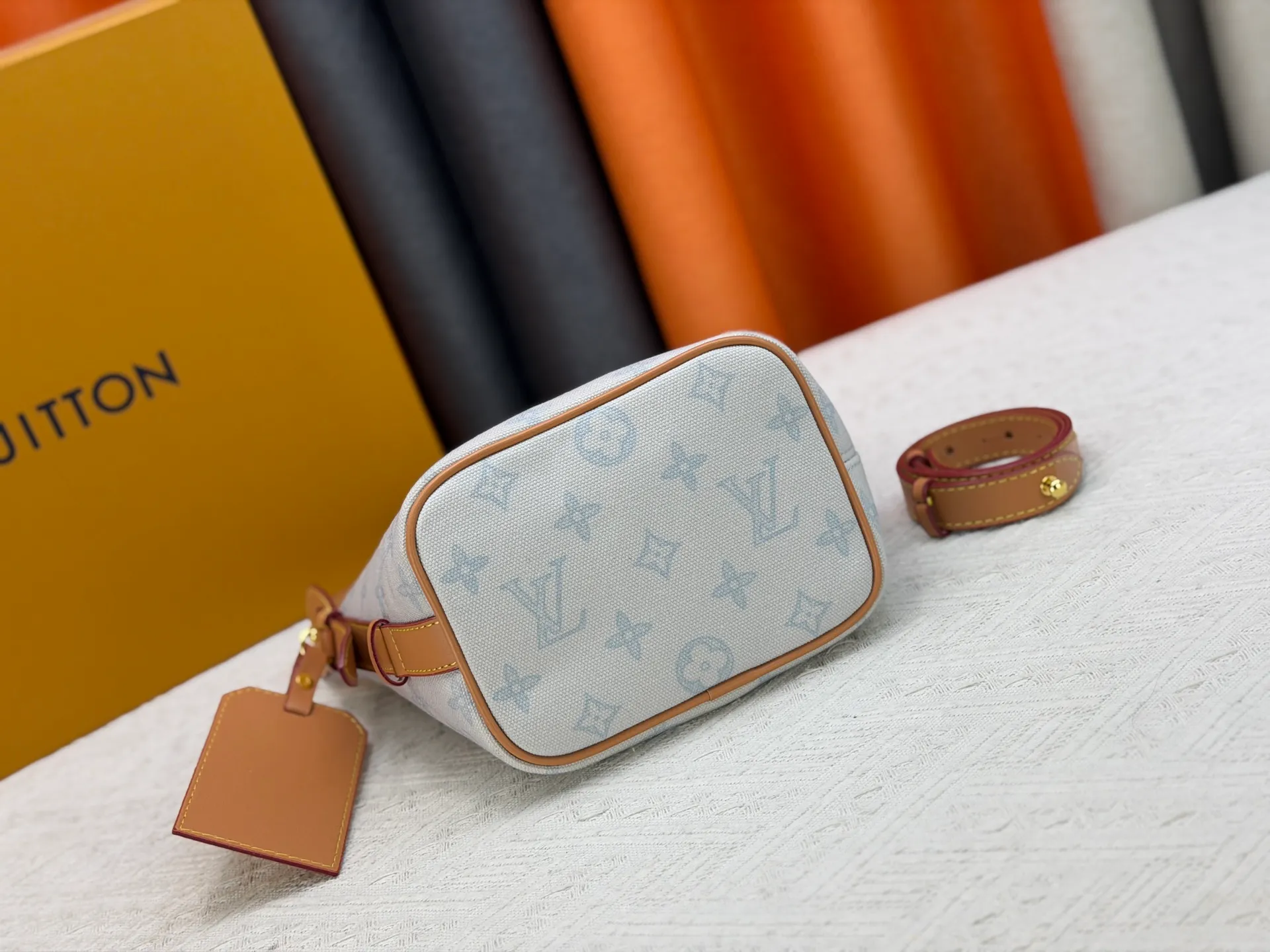 P230 upgraded original M27529 M12925 M12926 M13480 M13044 M14356 M13045 M13089 This All In BB handbag is made of Monogram canvas with shiny metal parts, and the iconic pendant and nameplate highlight the classic style. The adjustable shoulder strap continues the brand's trunk-making heritage, and the leather shoulder strap adds cross-body and shoulder carry options. The foldable design enables the silhouette to be retracted and retracted freely, providing ample space for daily use. 16.0 x 18.0 x 12.0 cm (length x height x width)