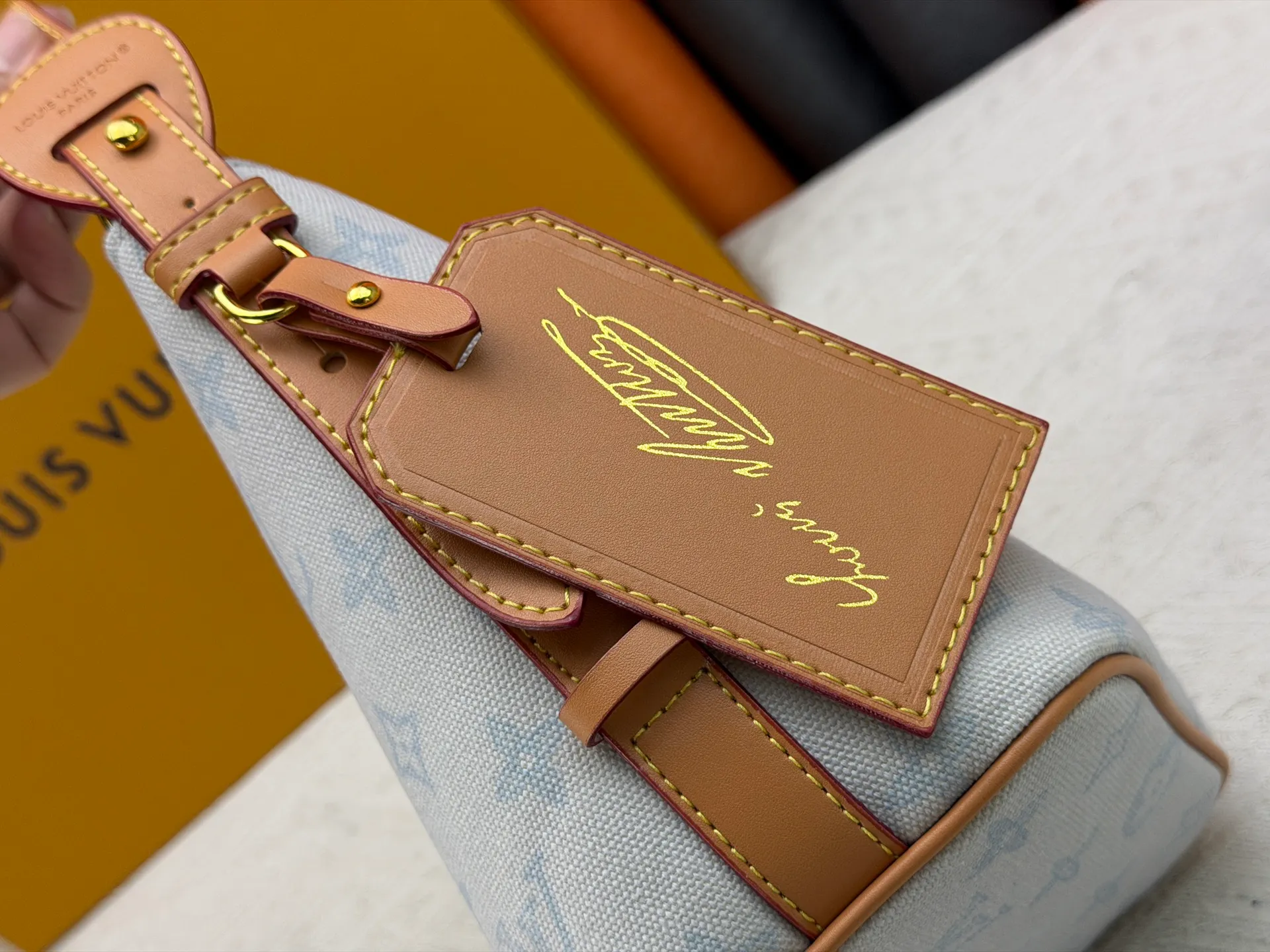 P230 upgraded original M27529 M12925 M12926 M13480 M13044 M14356 M13045 M13089 This All In BB handbag is made of Monogram canvas with shiny metal parts, and the iconic pendant and nameplate highlight the classic style. The adjustable shoulder strap continues the brand's trunk-making heritage, and the leather shoulder strap adds cross-body and shoulder carry options. The foldable design enables the silhouette to be retracted and retracted freely, providing ample space for daily use. 16.0 x 18.0 x 12.0 cm (length x height x width)