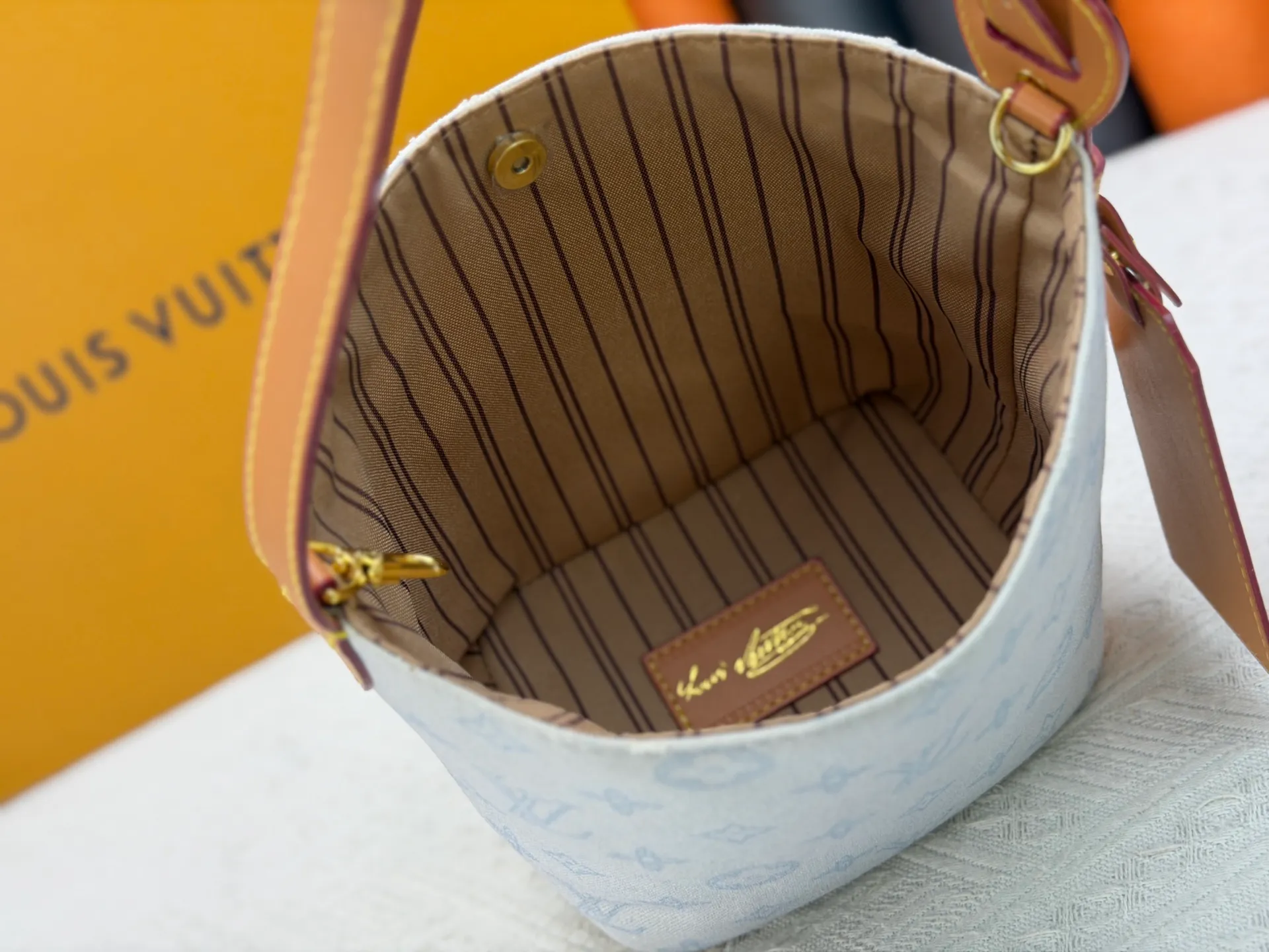 P230 upgraded original M27529 M12925 M12926 M13480 M13044 M14356 M13045 M13089 This All In BB handbag is made of Monogram canvas with shiny metal parts, and the iconic pendant and nameplate highlight the classic style. The adjustable shoulder strap continues the brand's trunk-making heritage, and the leather shoulder strap adds cross-body and shoulder carry options. The foldable design enables the silhouette to be retracted and retracted freely, providing ample space for daily use. 16.0 x 18.0 x 12.0 cm (length x height x width)