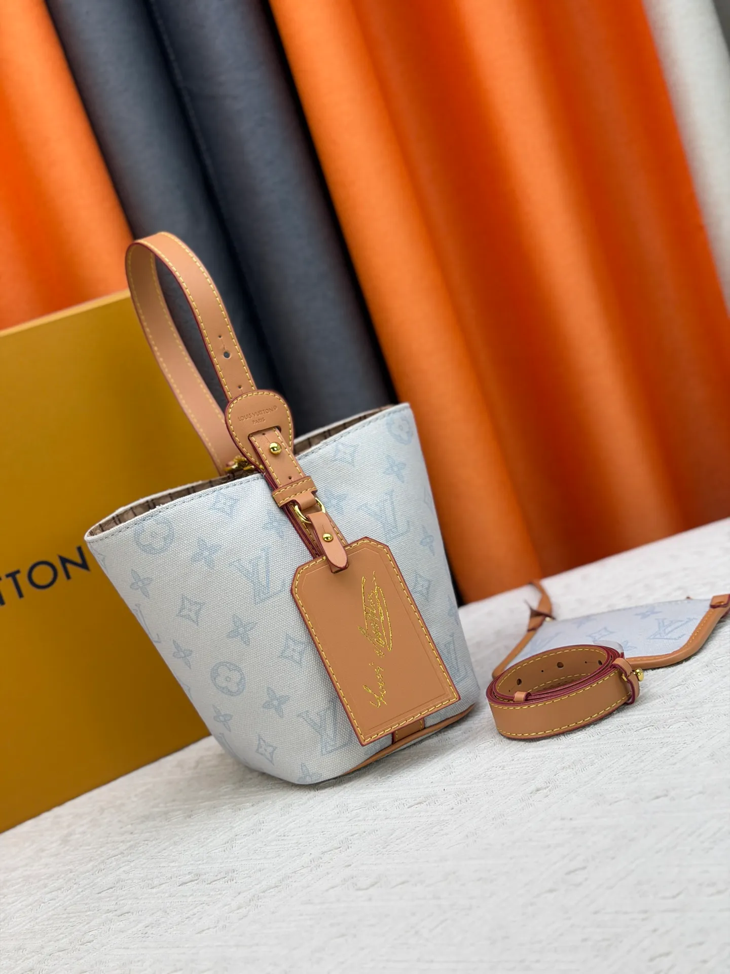 P230 upgraded original M27529 M12925 M12926 M13480 M13044 M14356 M13045 M13089 This All In BB handbag is made of Monogram canvas with shiny metal parts, and the iconic pendant and nameplate highlight the classic style. The adjustable shoulder strap continues the brand's trunk-making heritage, and the leather shoulder strap adds cross-body and shoulder carry options. The foldable design enables the silhouette to be retracted and retracted freely, providing ample space for daily use. 16.0 x 18.0 x 12.0 cm (length x height x width)