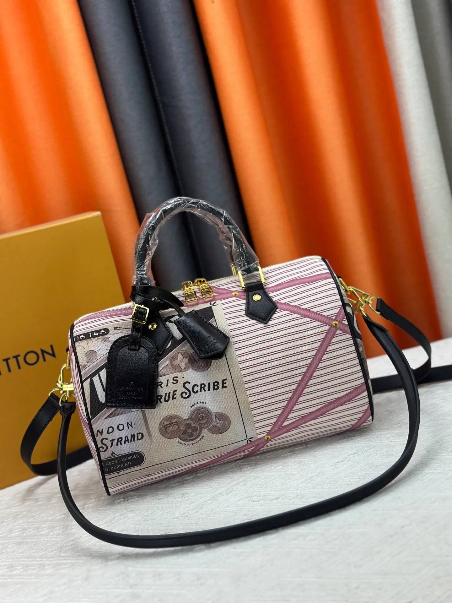 P320 M18076 M15159 M25766 M13344 Catwalk model This Speedy Soft 30 is from the LV Travels With Grace Coddlington series. It is made of rich-toned cow leather with gold hardware and interesting embossed shapes. Removable name tag features Grace Coddington's handwriting. Size: 30X21X17 cm