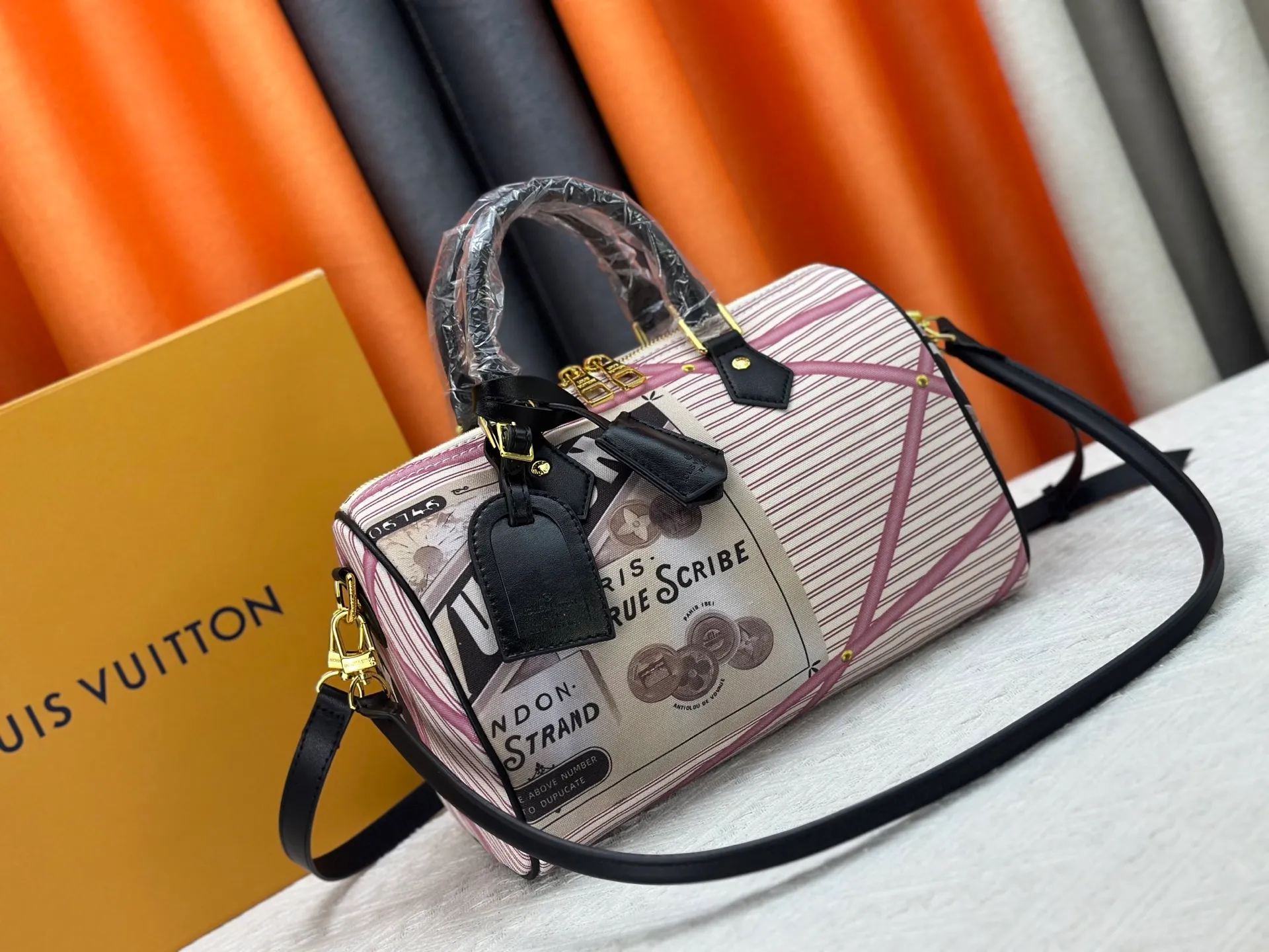 P320 M18076 M15159 M25766 M13344 Catwalk model This Speedy Soft 30 is from the LV Travels With Grace Coddlington series. It is made of rich-toned cow leather with gold hardware and interesting embossed shapes. Removable name tag features Grace Coddington's handwriting. Size: 30X21X17 cm