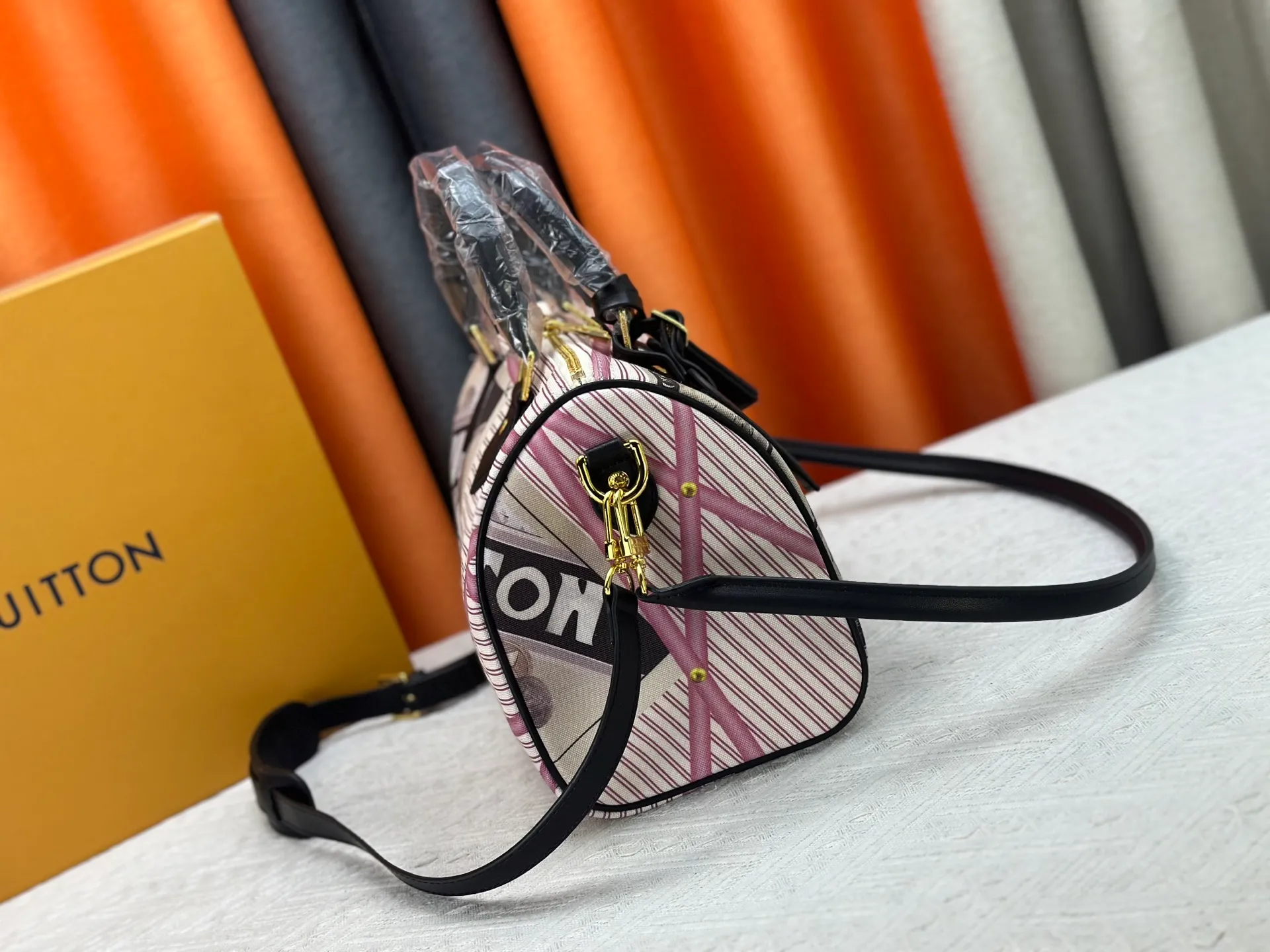 P320 M18076 M15159 M25766 M13344 Catwalk model This Speedy Soft 30 is from the LV Travels With Grace Coddlington series. It is made of rich-toned cow leather with gold hardware and interesting embossed shapes. Removable name tag features Grace Coddington's handwriting. Size: 30X21X17 cm