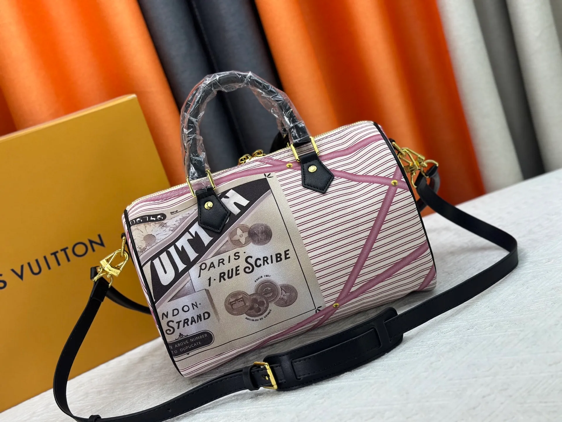 P320 M18076 M15159 M25766 M13344 Catwalk model This Speedy Soft 30 is from the LV Travels With Grace Coddlington series. It is made of rich-toned cow leather with gold hardware and interesting embossed shapes. Removable name tag features Grace Coddington's handwriting. Size: 30X21X17 cm