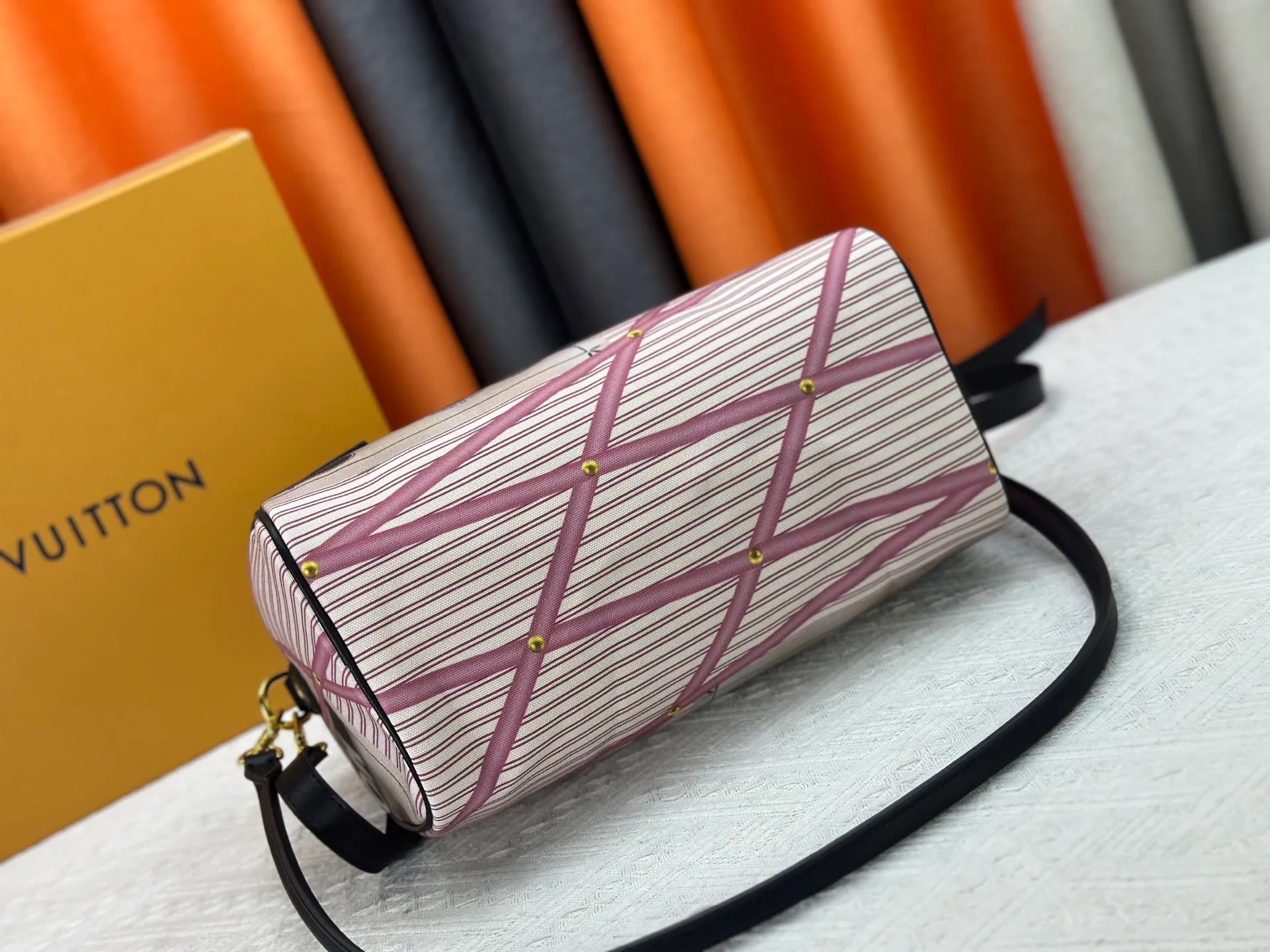 P320 M18076 M15159 M25766 M13344 Catwalk model This Speedy Soft 30 is from the LV Travels With Grace Coddlington series. It is made of rich-toned cow leather with gold hardware and interesting embossed shapes. Removable name tag features Grace Coddington's handwriting. Size: 30X21X17 cm