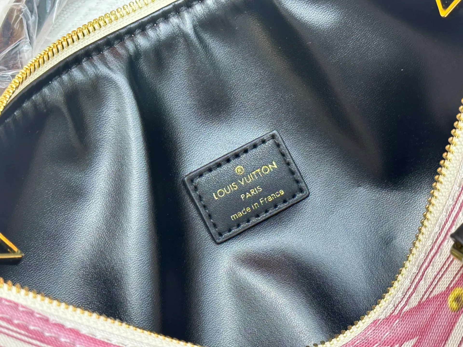 P320 M18076 M15159 M25766 M13344 Catwalk model This Speedy Soft 30 is from the LV Travels With Grace Coddlington series. It is made of rich-toned cow leather with gold hardware and interesting embossed shapes. Removable name tag features Grace Coddington's handwriting. Size: 30X21X17 cm
