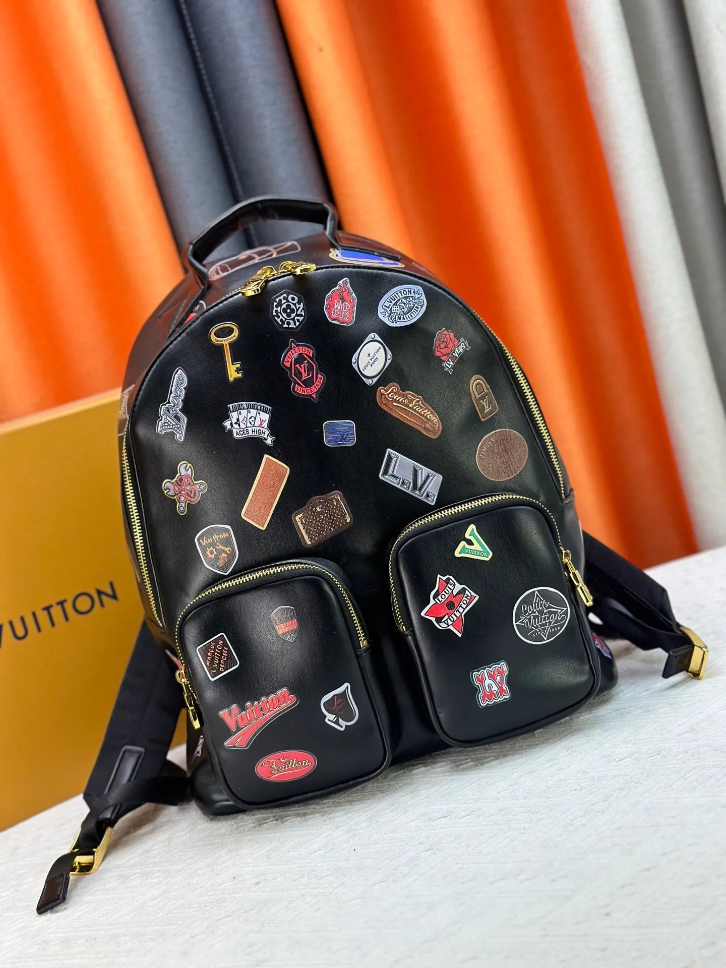 P360 LV Men's Discovery Black Backpack I recently picked up the Iv Men's Discovery Presbyopic Backpack, the item number is M43186. 43408. A has a large capacity and can fit a small notebook.  It is unisex and looks good on girls’ backs too.  ★A relatively low-key model, you can carry it to work, commuting and out for fun. ★Very practical. If boys don’t like carrying bags, this backpack is a very good choice.   #practicalmen’s bag recommended 30-38cm