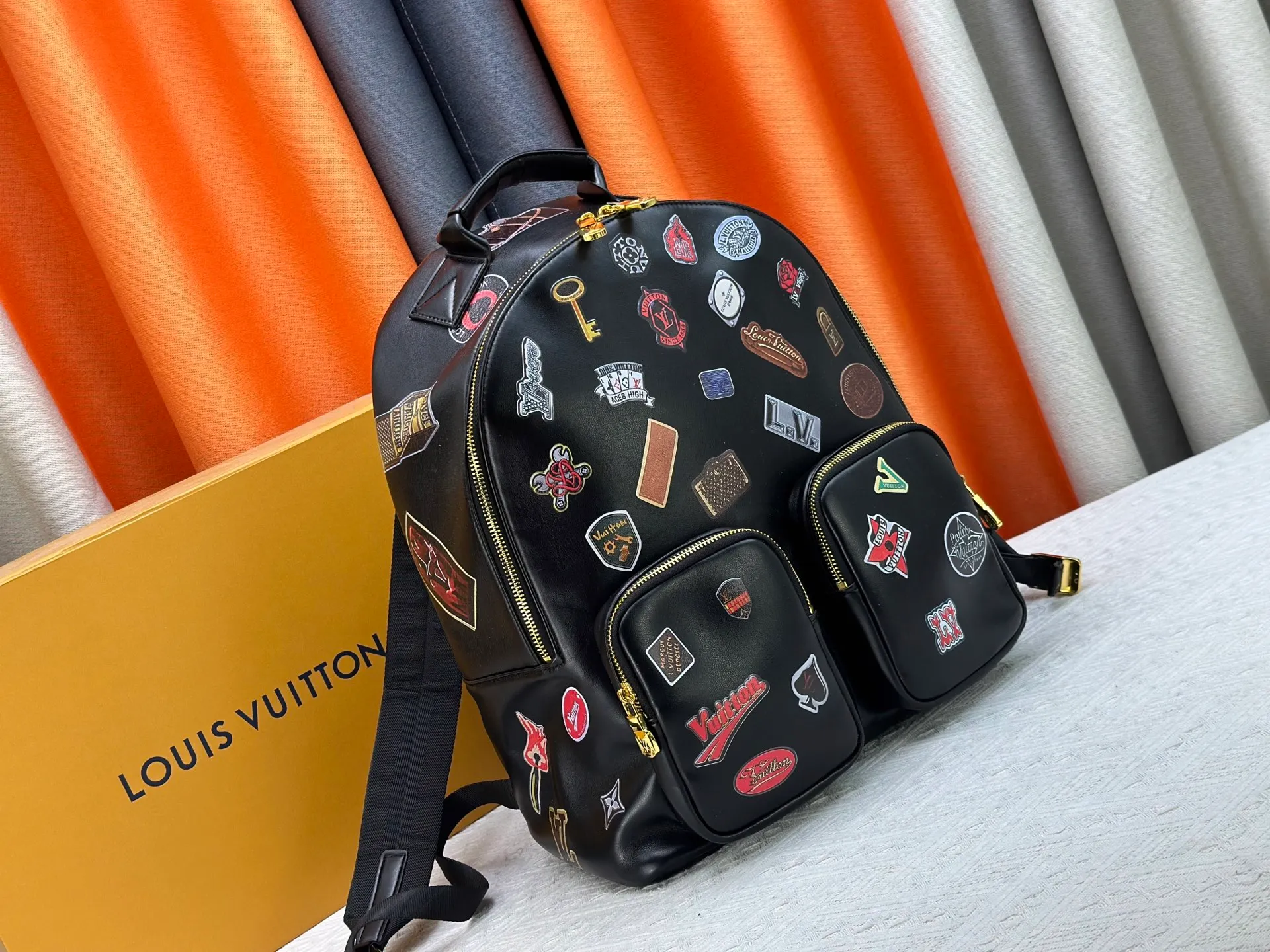 P360 LV Men's Discovery Black Backpack I recently picked up the Iv Men's Discovery Presbyopic Backpack, the item number is M43186. 43408. A has a large capacity and can fit a small notebook.  It is unisex and looks good on girls’ backs too.  ★A relatively low-key model, you can carry it to work, commuting and out for fun. ★Very practical. If boys don’t like carrying bags, this backpack is a very good choice.   #practicalmen’s bag recommended 30-38cm