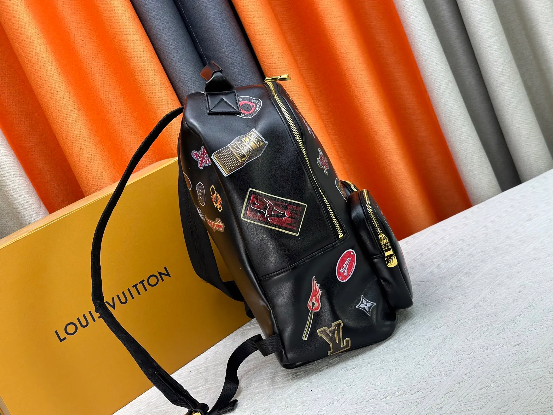 P360 LV Men's Discovery Black Backpack I recently picked up the Iv Men's Discovery Presbyopic Backpack, the item number is M43186. 43408. A has a large capacity and can fit a small notebook.  It is unisex and looks good on girls’ backs too.  ★A relatively low-key model, you can carry it to work, commuting and out for fun. ★Very practical. If boys don’t like carrying bags, this backpack is a very good choice.   #practicalmen’s bag recommended 30-38cm