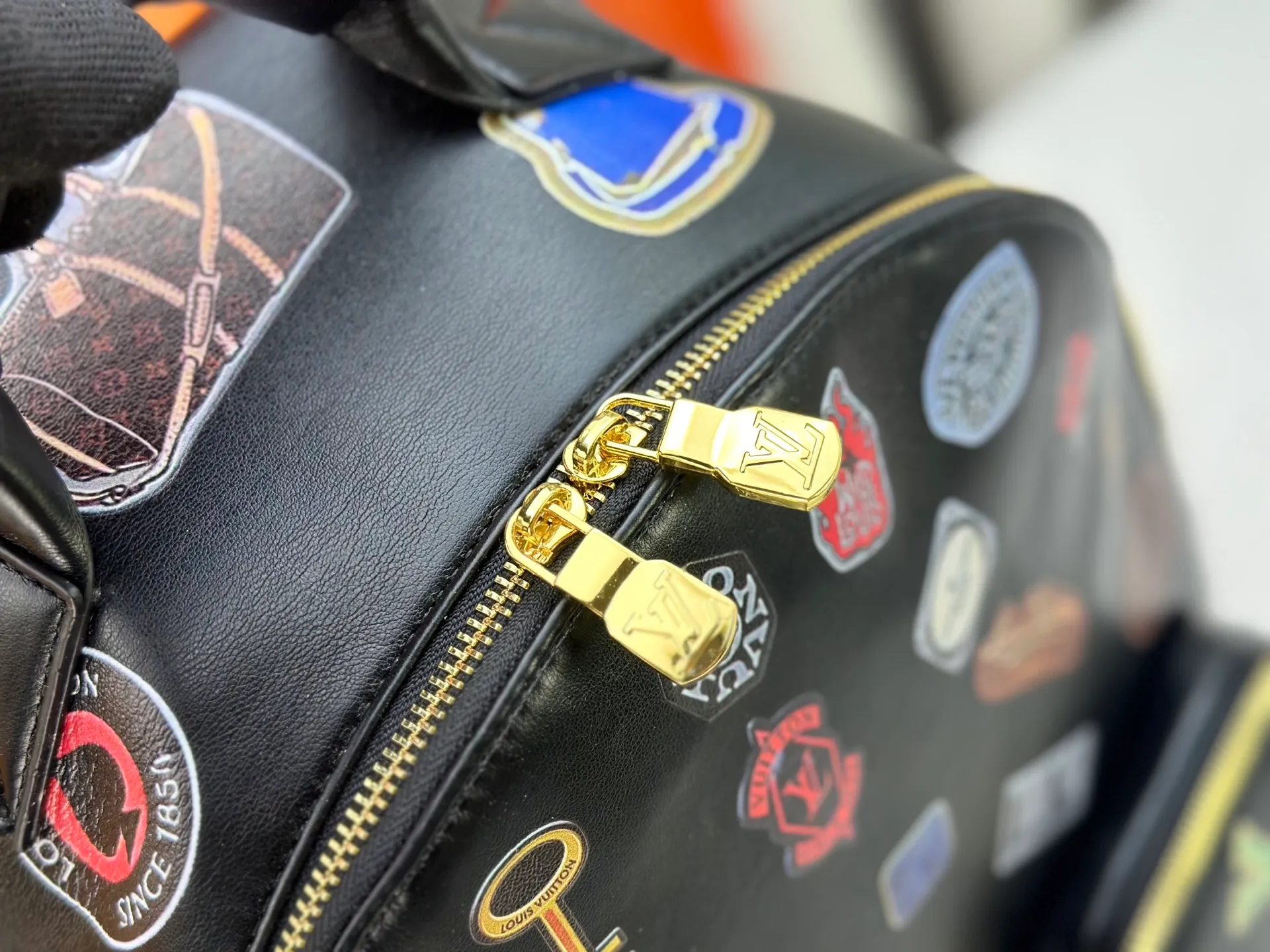 P360 LV Men's Discovery Black Backpack I recently picked up the Iv Men's Discovery Presbyopic Backpack, the item number is M43186. 43408. A has a large capacity and can fit a small notebook.  It is unisex and looks good on girls’ backs too.  ★A relatively low-key model, you can carry it to work, commuting and out for fun. ★Very practical. If boys don’t like carrying bags, this backpack is a very good choice.   #practicalmen’s bag recommended 30-38cm