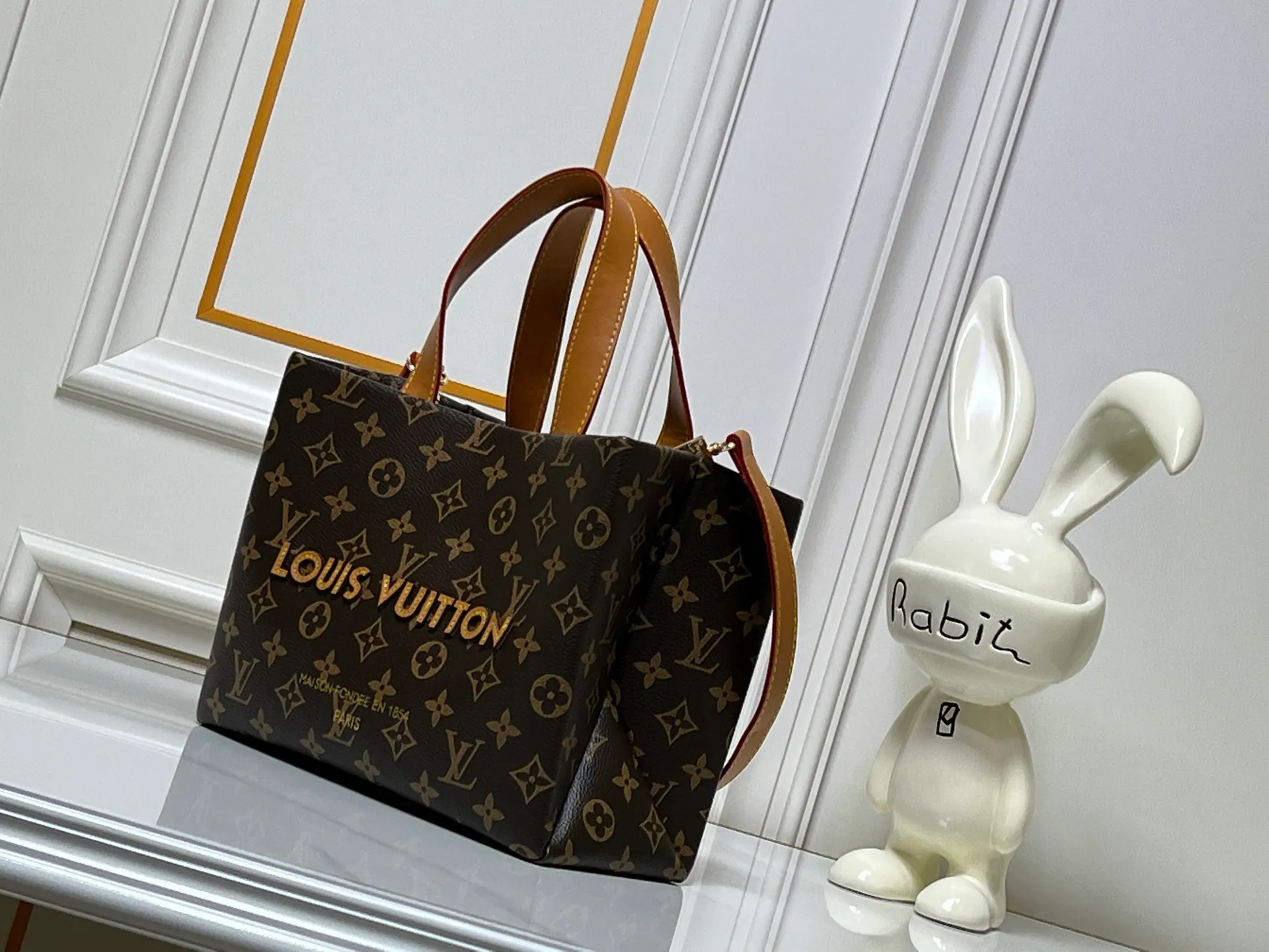 Batch 260💰M13940 presbyopic orange PHARREL and NIGO collection’s joint series top original order This Shopper medium handbag draws inspiration from Louis Vuitton shopping bags, with the words Louis Vuitton and Maison Fondée En 1854 written on soft cow leather, with a top handle and a detachable shoulder strap. 25x19x11 • Cow leather • Cow leather trim • Textile lining • Metal hardware • Musketon closure • Main compartment • Zip pocket • Double patch pockets • Handles: Double handle