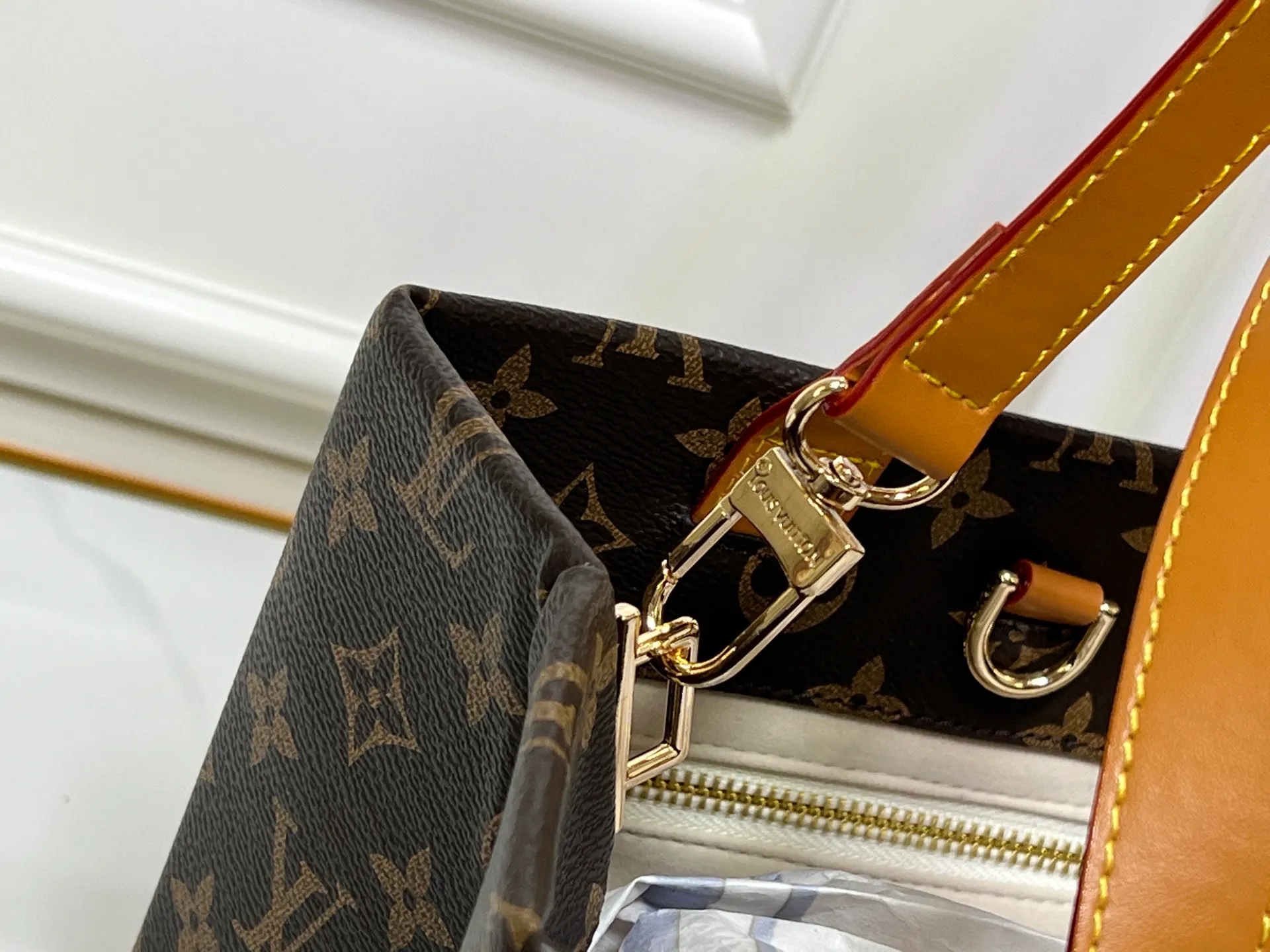Batch 260💰M13940 presbyopic orange PHARREL and NIGO collection’s joint series top original order This Shopper medium handbag draws inspiration from Louis Vuitton shopping bags, with the words Louis Vuitton and Maison Fondée En 1854 written on soft cow leather, with a top handle and a detachable shoulder strap. 25x19x11 • Cow leather • Cow leather trim • Textile lining • Metal hardware • Musketon closure • Main compartment • Zip pocket • Double patch pockets • Handles: Double handle