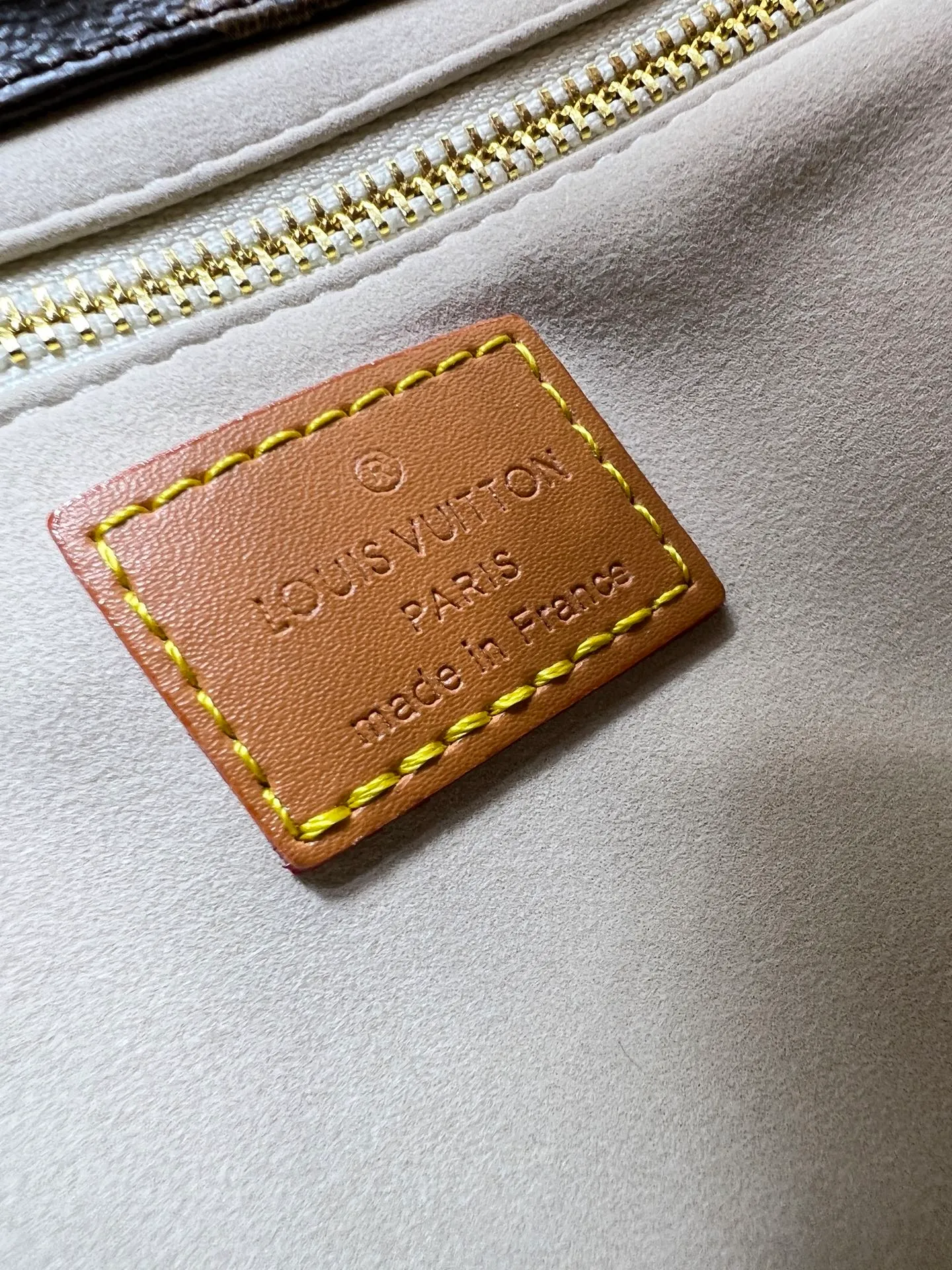 Batch 260💰M13940 presbyopic orange PHARREL and NIGO collection’s joint series top original order This Shopper medium handbag draws inspiration from Louis Vuitton shopping bags, with the words Louis Vuitton and Maison Fondée En 1854 written on soft cow leather, with a top handle and a detachable shoulder strap. 25x19x11 • Cow leather • Cow leather trim • Textile lining • Metal hardware • Musketon closure • Main compartment • Zip pocket • Double patch pockets • Handles: Double handle