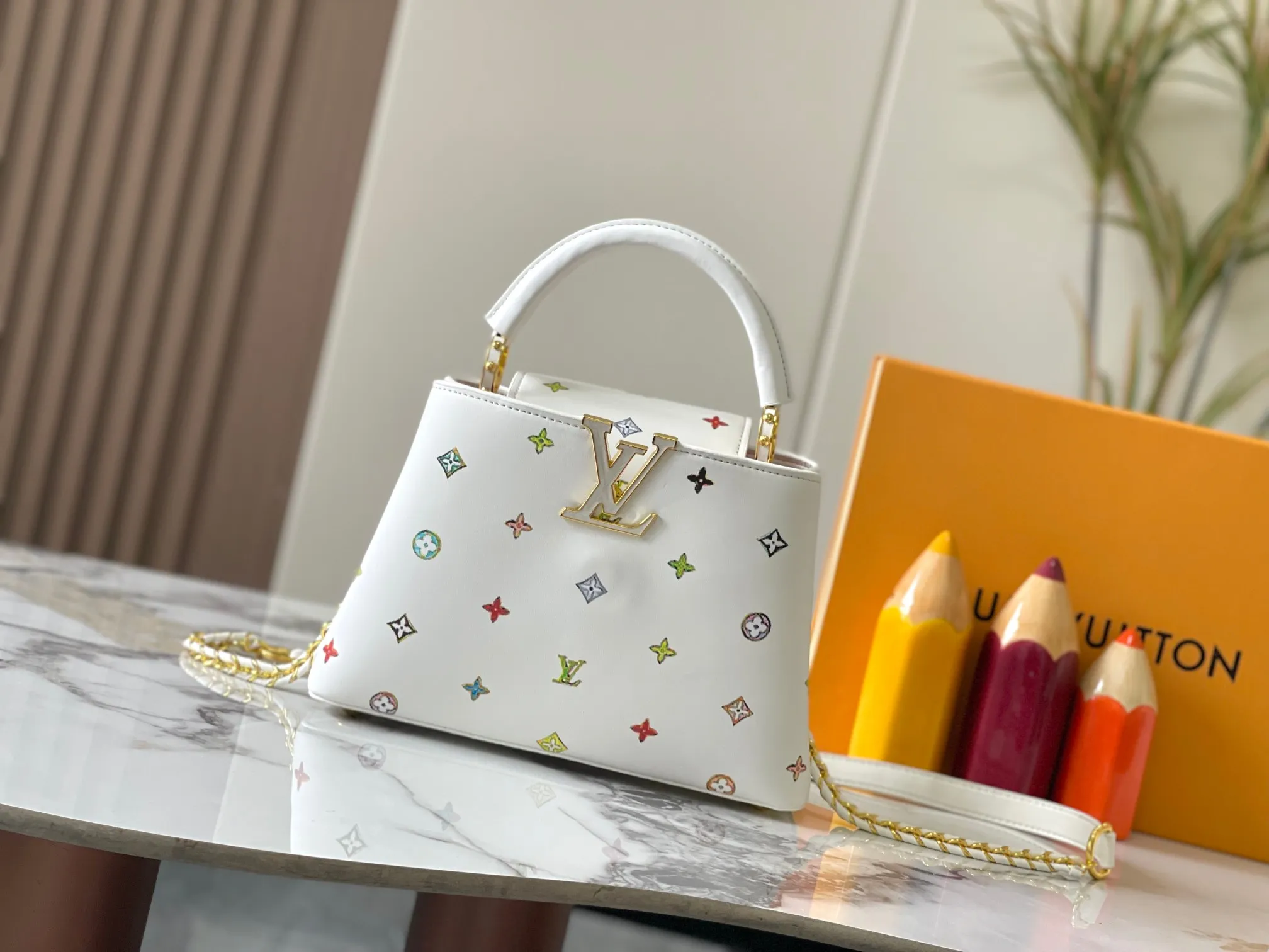 p440 [Guangzhou top quality original version] Capucines BB Model: 14166 white Material: plain graffiti Hardware upgrade Highlights: LV initials, unique edge ring, fine Monogram flowers on the flap. Size: 27×18×9cm