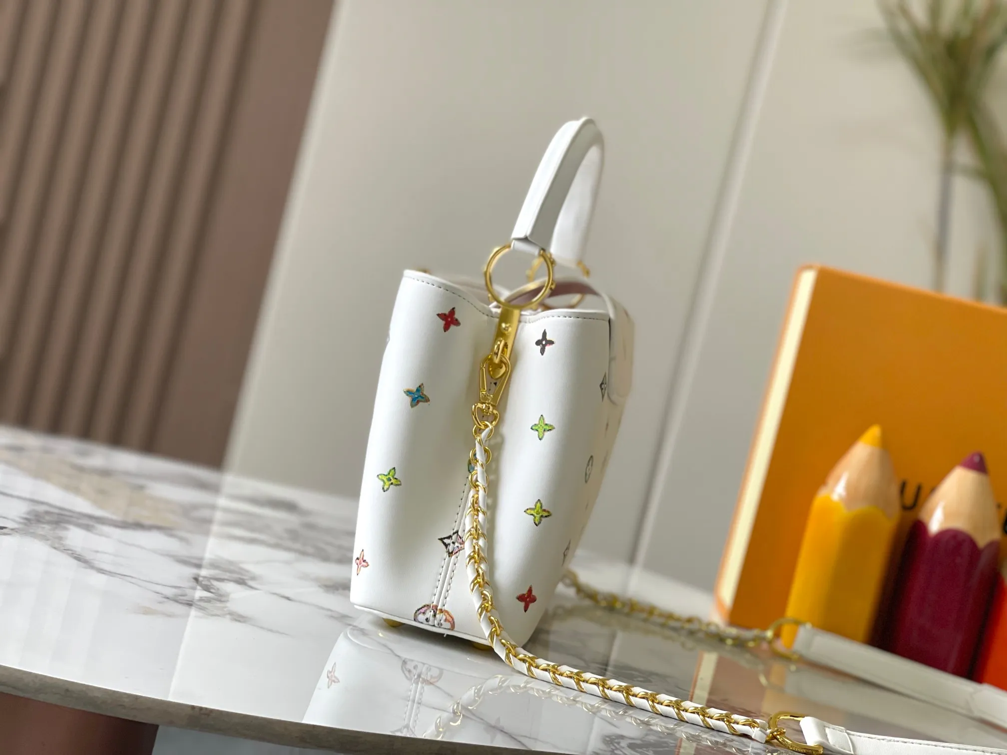 p440 [Guangzhou top quality original version] Capucines BB Model: 14166 white Material: plain graffiti Hardware upgrade Highlights: LV initials, unique edge ring, fine Monogram flowers on the flap. Size: 27×18×9cm