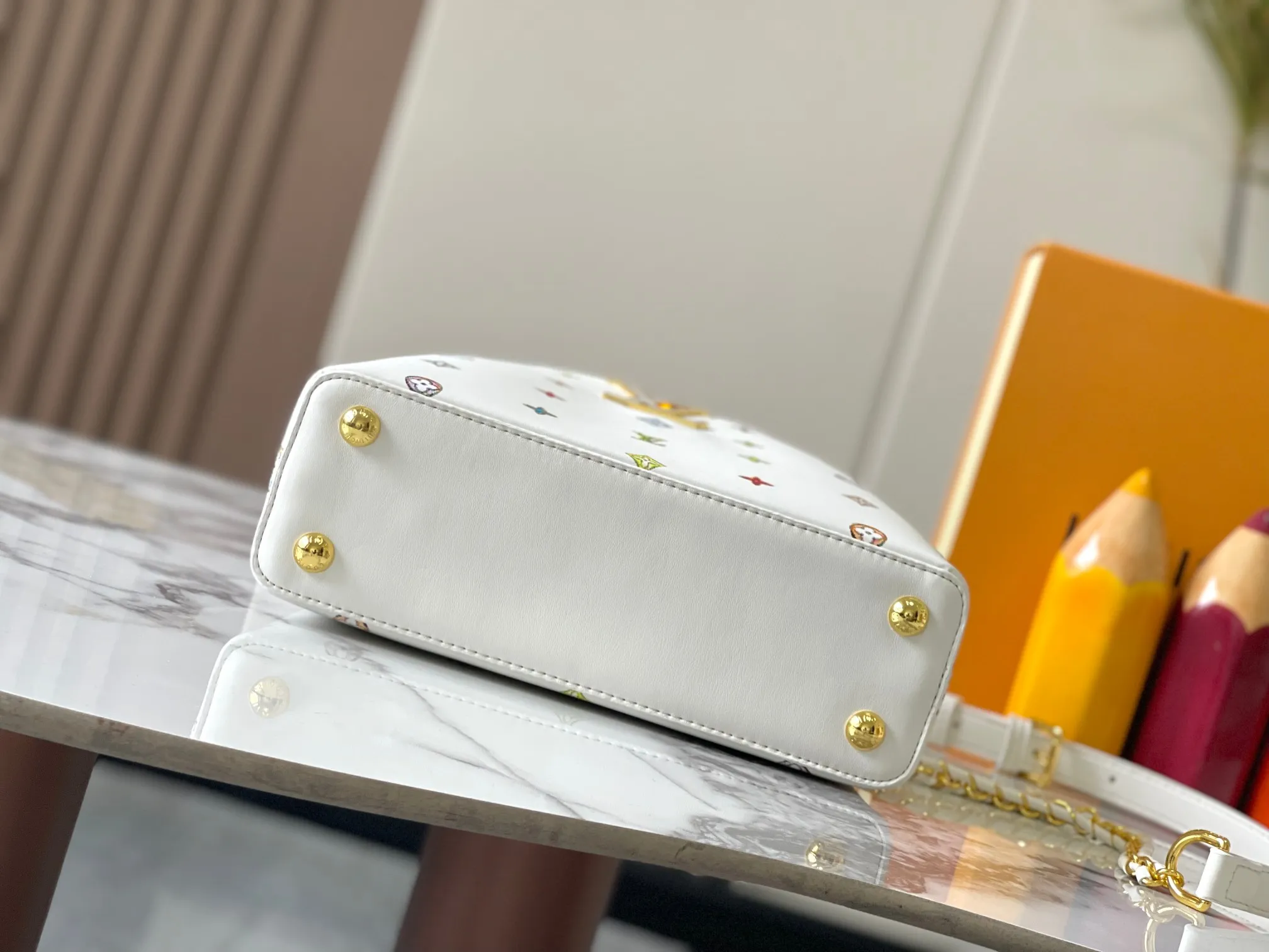p440 [Guangzhou top quality original version] Capucines BB Model: 14166 white Material: plain graffiti Hardware upgrade Highlights: LV initials, unique edge ring, fine Monogram flowers on the flap. Size: 27×18×9cm