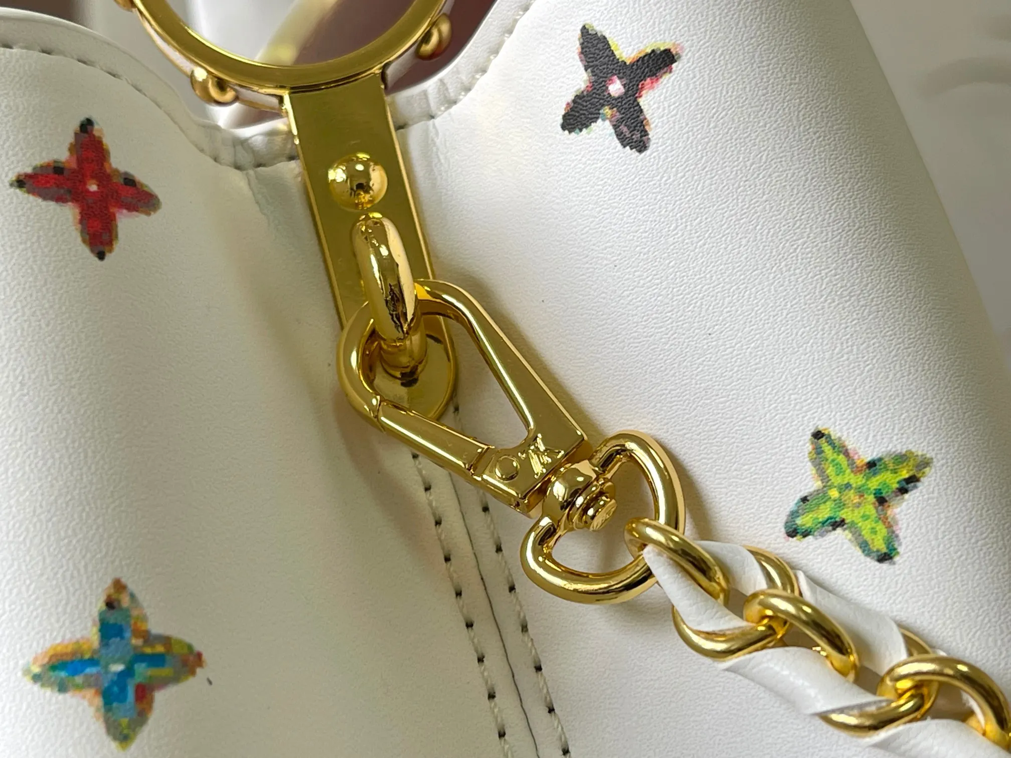 p440 [Guangzhou top quality original version] Capucines BB Model: 14166 white Material: plain graffiti Hardware upgrade Highlights: LV initials, unique edge ring, fine Monogram flowers on the flap. Size: 27×18×9cm