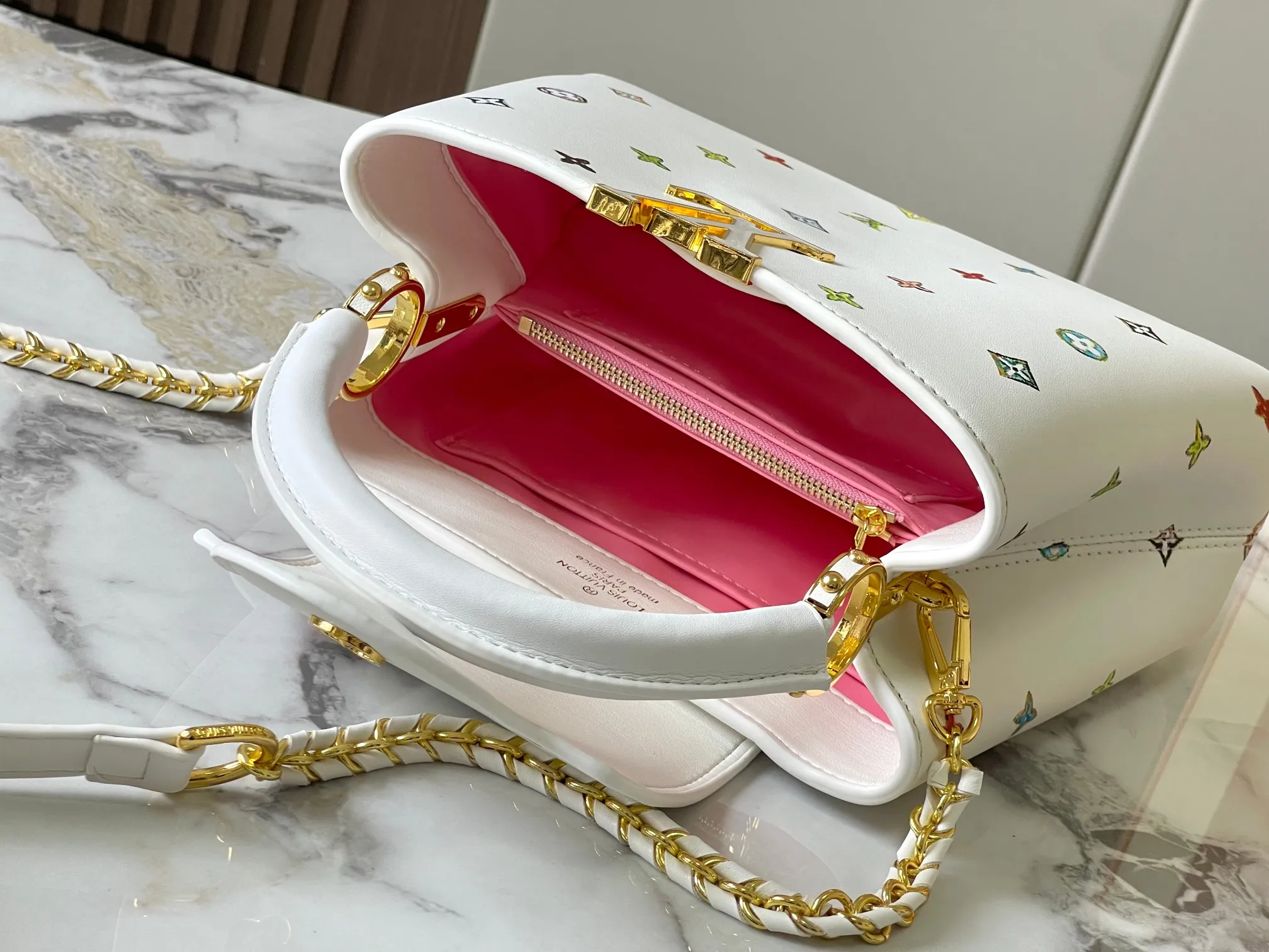 p440 [Guangzhou top quality original version] Capucines BB Model: 14166 white Material: plain graffiti Hardware upgrade Highlights: LV initials, unique edge ring, fine Monogram flowers on the flap. Size: 27×18×9cm
