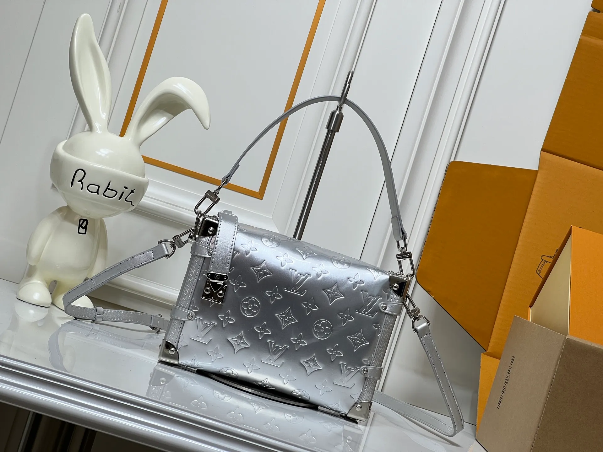 Batch 280💰M46358 M26223 silver matte version This Side Trunk medium handbag is from the Monogram Bold series, showing artistic director Nicolas Ghesquiere's creative interpretation of Louis Vuitton's classic luggage. Smooth cow leather with embossed Monogram pattern on the bag body, metal corners and S-lock buckle to highlight the signature touch, detachable long shoulder strap for flexible carrying Dimensions: 23.5X16X8.5 cm
