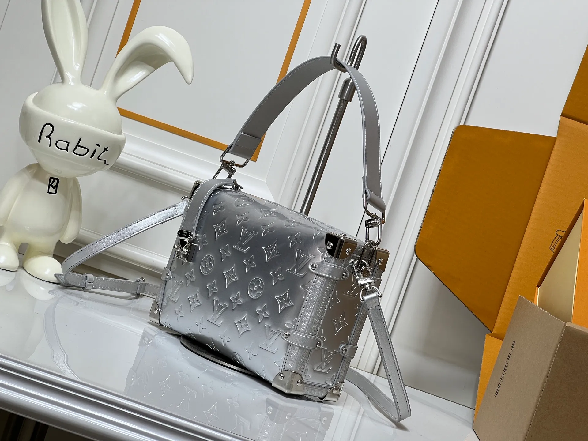 Batch 280💰M46358 M26223 silver matte version This Side Trunk medium handbag is from the Monogram Bold series, showing artistic director Nicolas Ghesquiere's creative interpretation of Louis Vuitton's classic luggage. Smooth cow leather with embossed Monogram pattern on the bag body, metal corners and S-lock buckle to highlight the signature touch, detachable long shoulder strap for flexible carrying Dimensions: 23.5X16X8.5 cm
