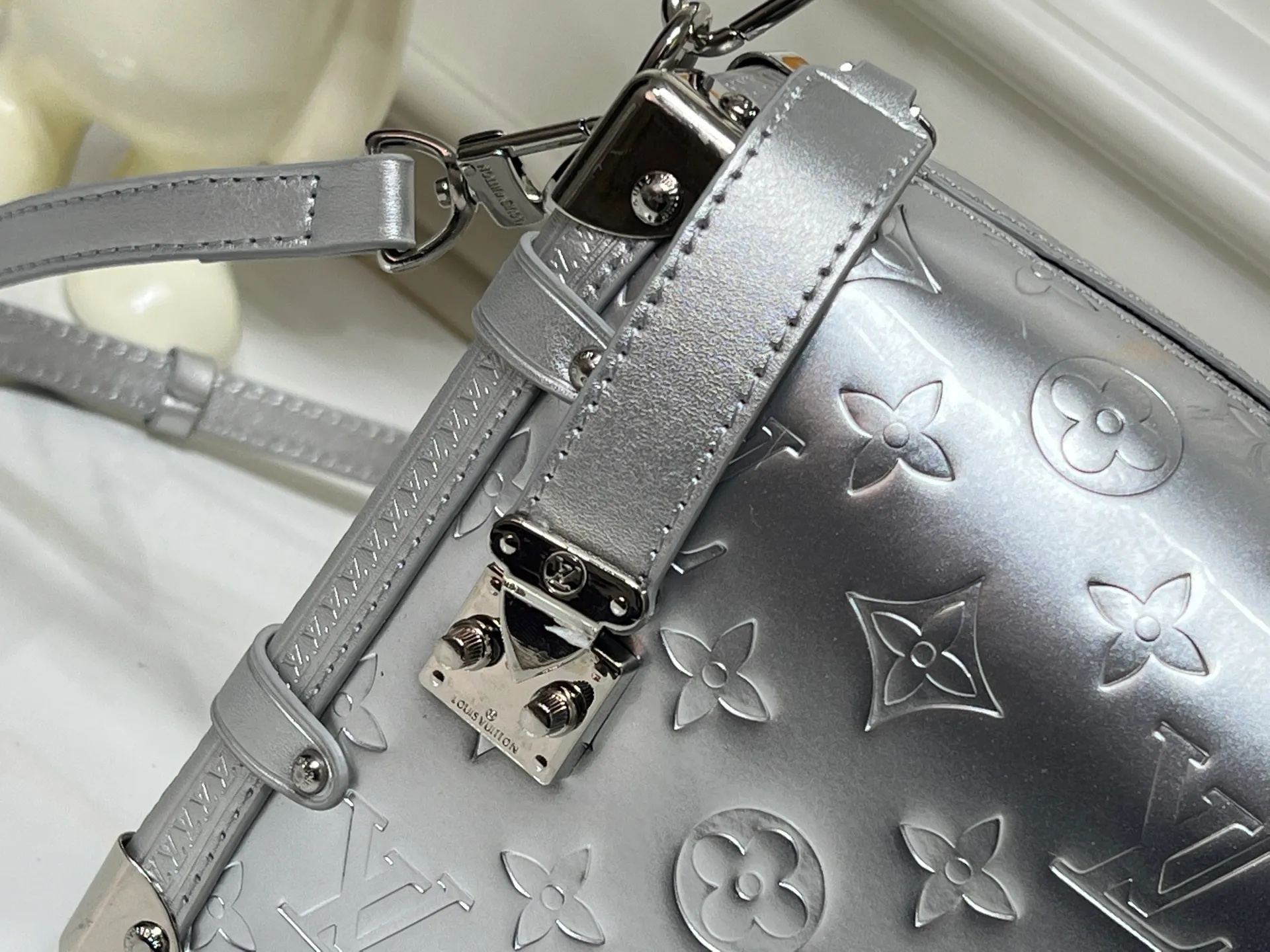 Batch 280💰M46358 M26223 silver matte version This Side Trunk medium handbag is from the Monogram Bold series, showing artistic director Nicolas Ghesquiere's creative interpretation of Louis Vuitton's classic luggage. Smooth cow leather with embossed Monogram pattern on the bag body, metal corners and S-lock buckle to highlight the signature touch, detachable long shoulder strap for flexible carrying Dimensions: 23.5X16X8.5 cm
