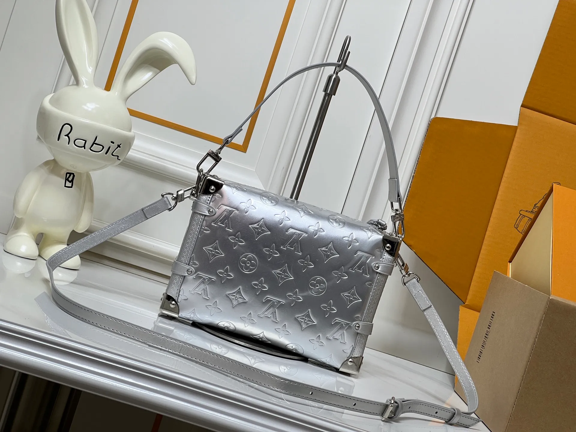 Batch 280💰M46358 M26223 silver matte version This Side Trunk medium handbag is from the Monogram Bold series, showing artistic director Nicolas Ghesquiere's creative interpretation of Louis Vuitton's classic luggage. Smooth cow leather with embossed Monogram pattern on the bag body, metal corners and S-lock buckle to highlight the signature touch, detachable long shoulder strap for flexible carrying Dimensions: 23.5X16X8.5 cm