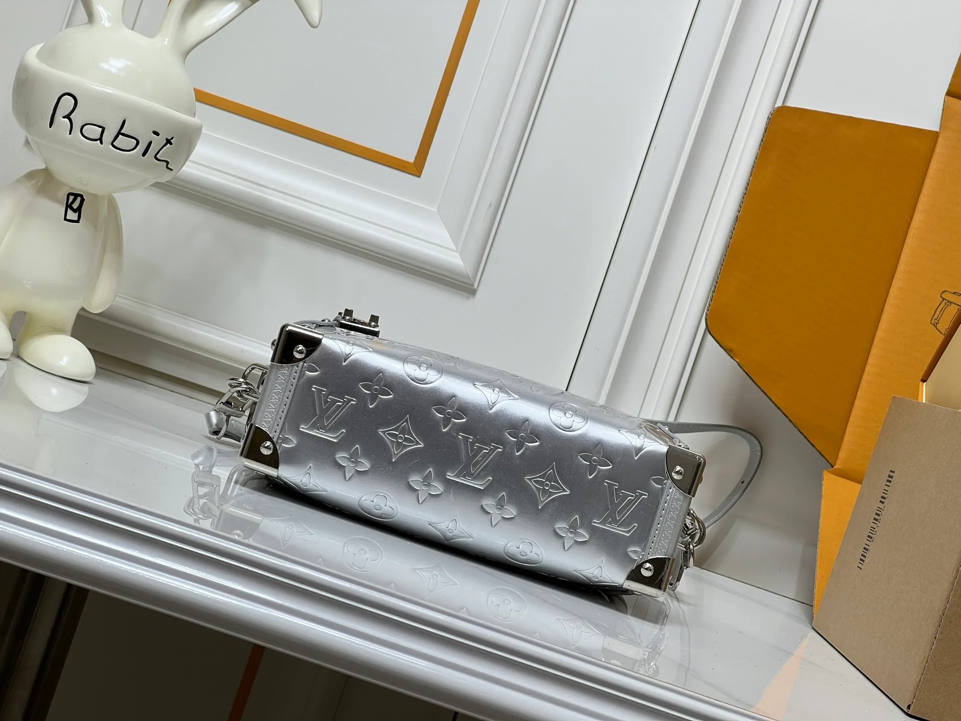 Batch 280💰M46358 M26223 silver matte version This Side Trunk medium handbag is from the Monogram Bold series, showing artistic director Nicolas Ghesquiere's creative interpretation of Louis Vuitton's classic luggage. Smooth cow leather with embossed Monogram pattern on the bag body, metal corners and S-lock buckle to highlight the signature touch, detachable long shoulder strap for flexible carrying Dimensions: 23.5X16X8.5 cm
