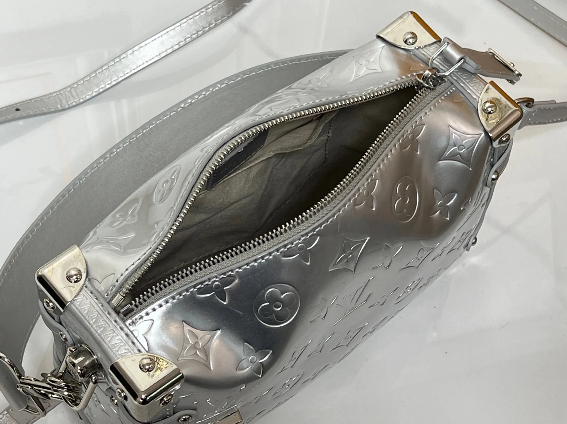 Batch 280💰M46358 M26223 silver matte version This Side Trunk medium handbag is from the Monogram Bold series, showing artistic director Nicolas Ghesquiere's creative interpretation of Louis Vuitton's classic luggage. Smooth cow leather with embossed Monogram pattern on the bag body, metal corners and S-lock buckle to highlight the signature touch, detachable long shoulder strap for flexible carrying Dimensions: 23.5X16X8.5 cm