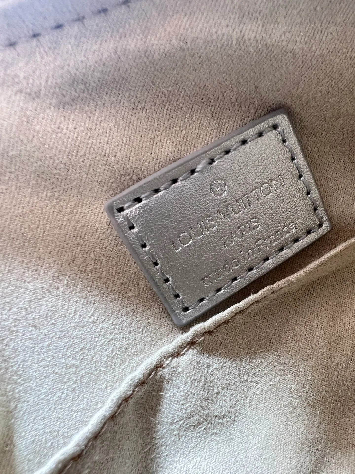 Batch 280💰M46358 M26223 silver matte version This Side Trunk medium handbag is from the Monogram Bold series, showing artistic director Nicolas Ghesquiere's creative interpretation of Louis Vuitton's classic luggage. Smooth cow leather with embossed Monogram pattern on the bag body, metal corners and S-lock buckle to highlight the signature touch, detachable long shoulder strap for flexible carrying Dimensions: 23.5X16X8.5 cm